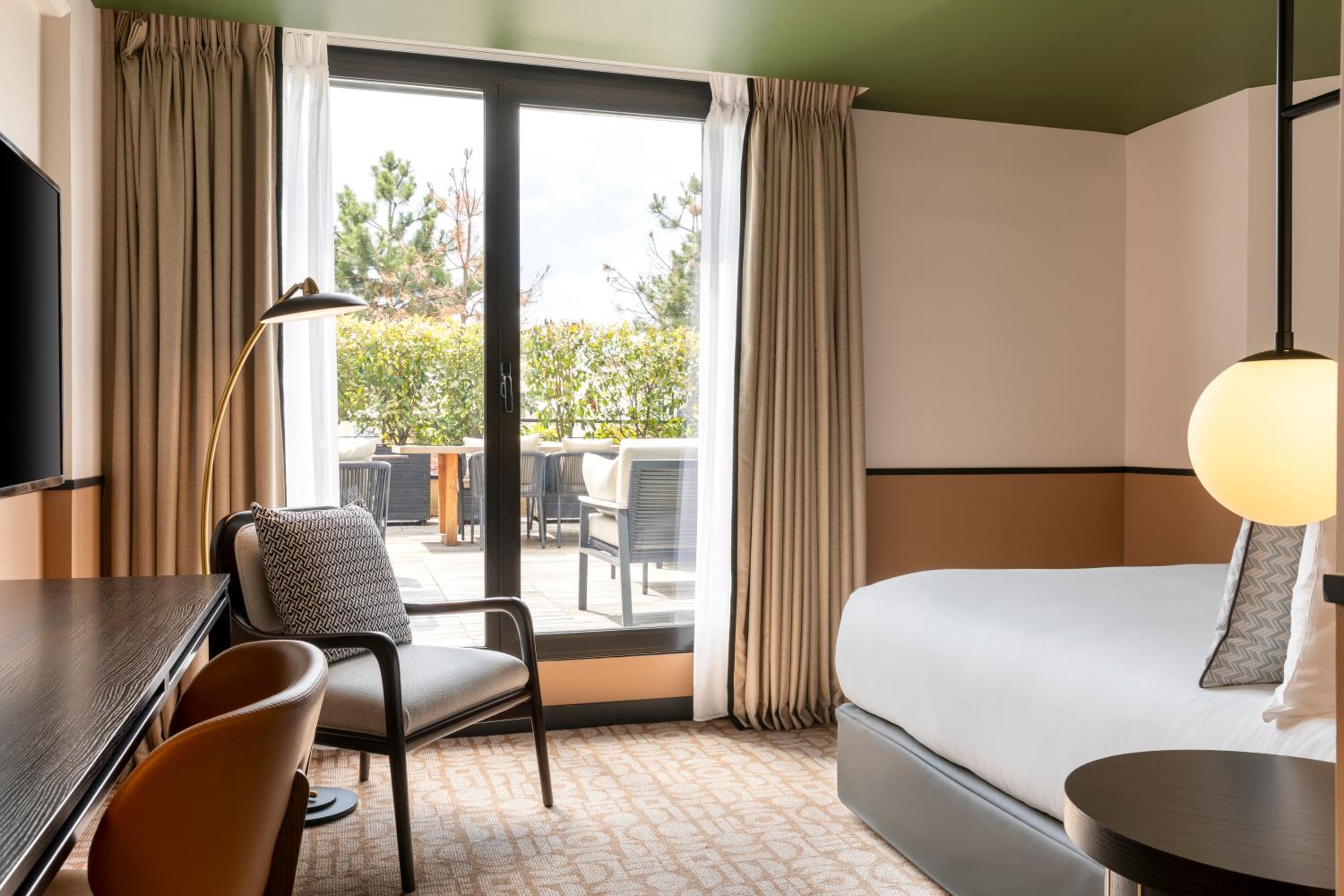 Deluxe King Room with Terrace - Photo 13