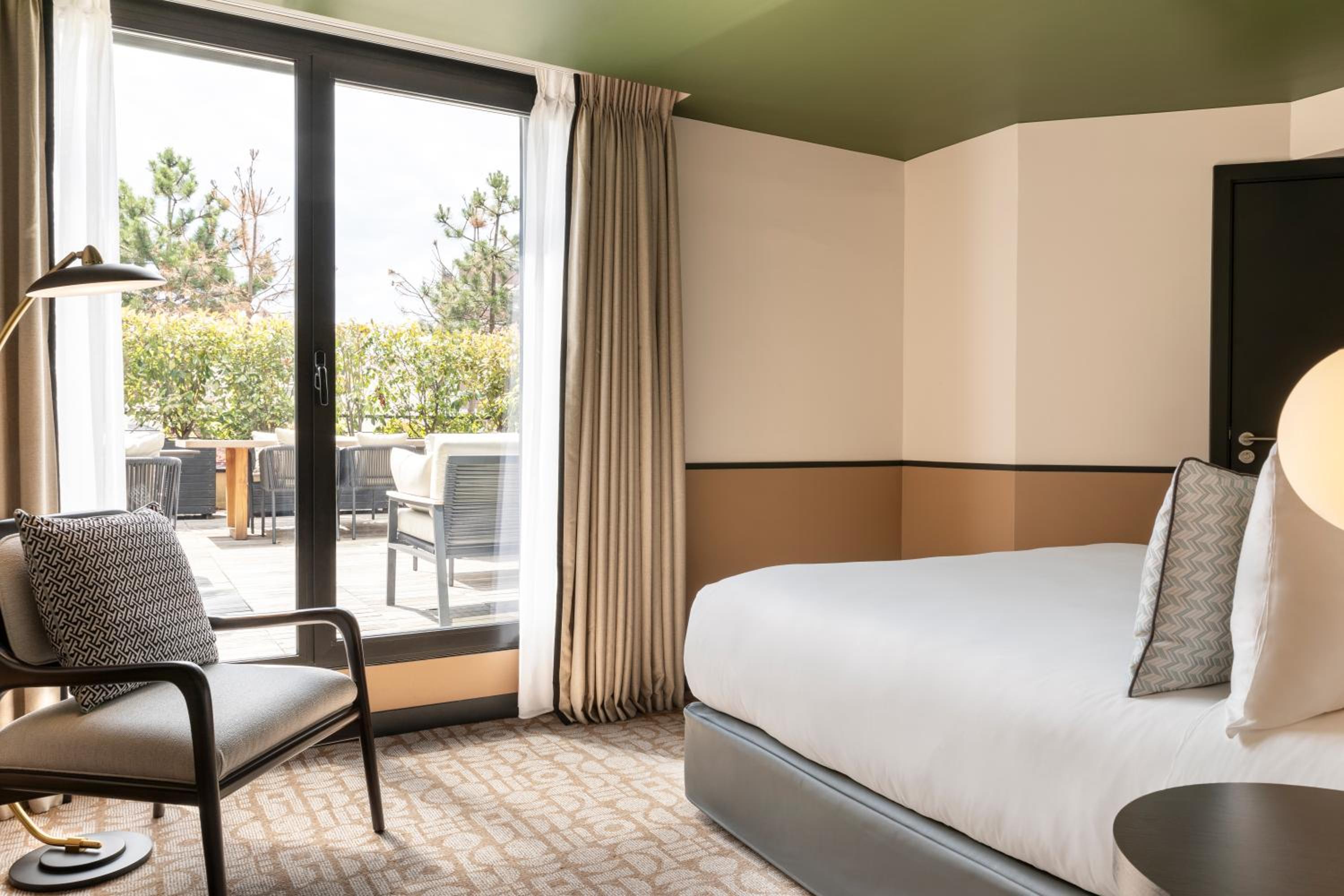 Deluxe King Room with Terrace - Photo 14