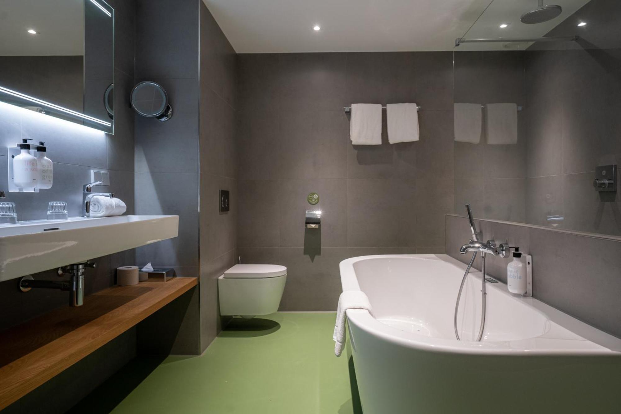 Double Room with Spa Bath - Photo 8