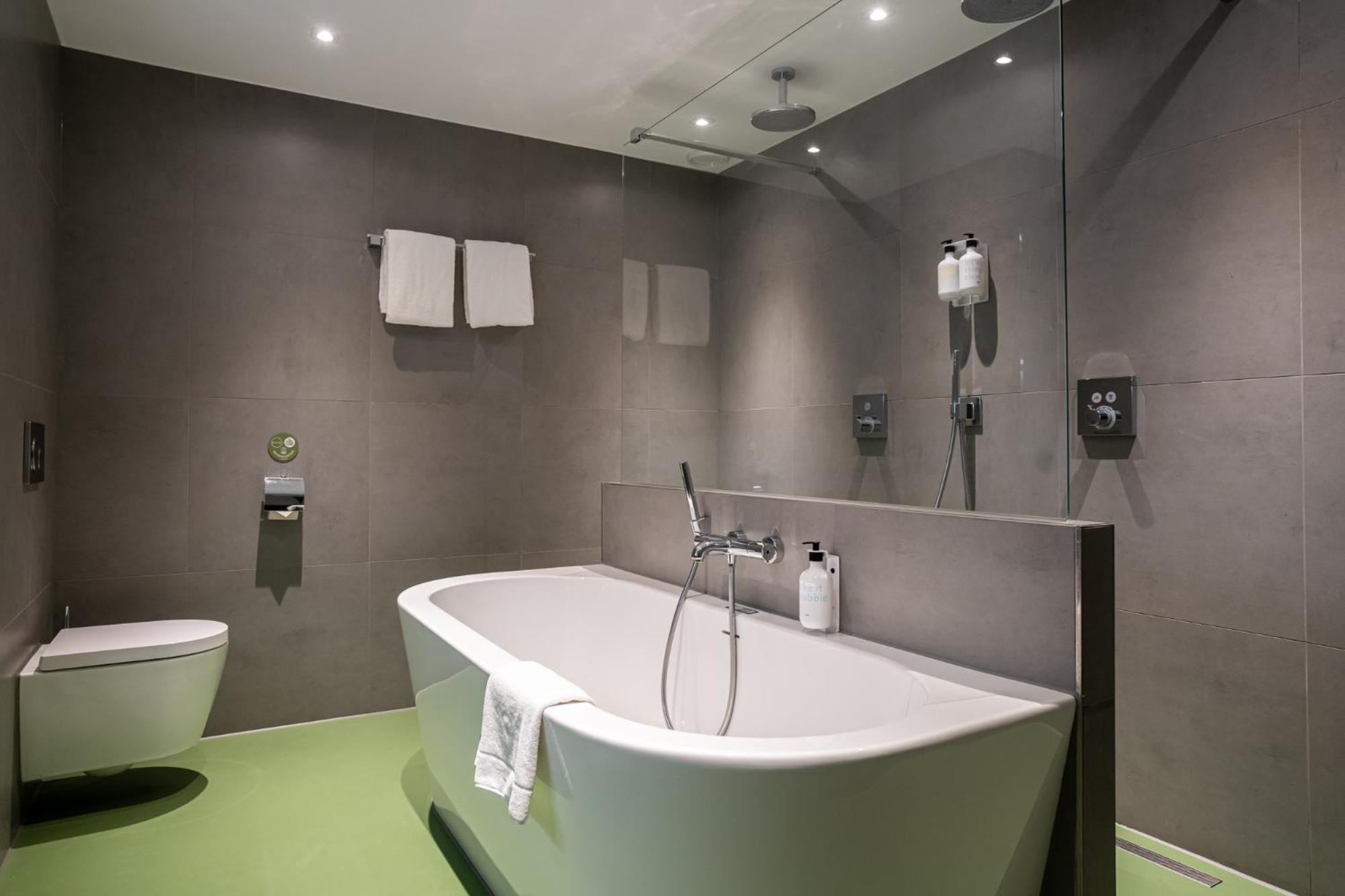 Double Room with Spa Bath - Photo 2