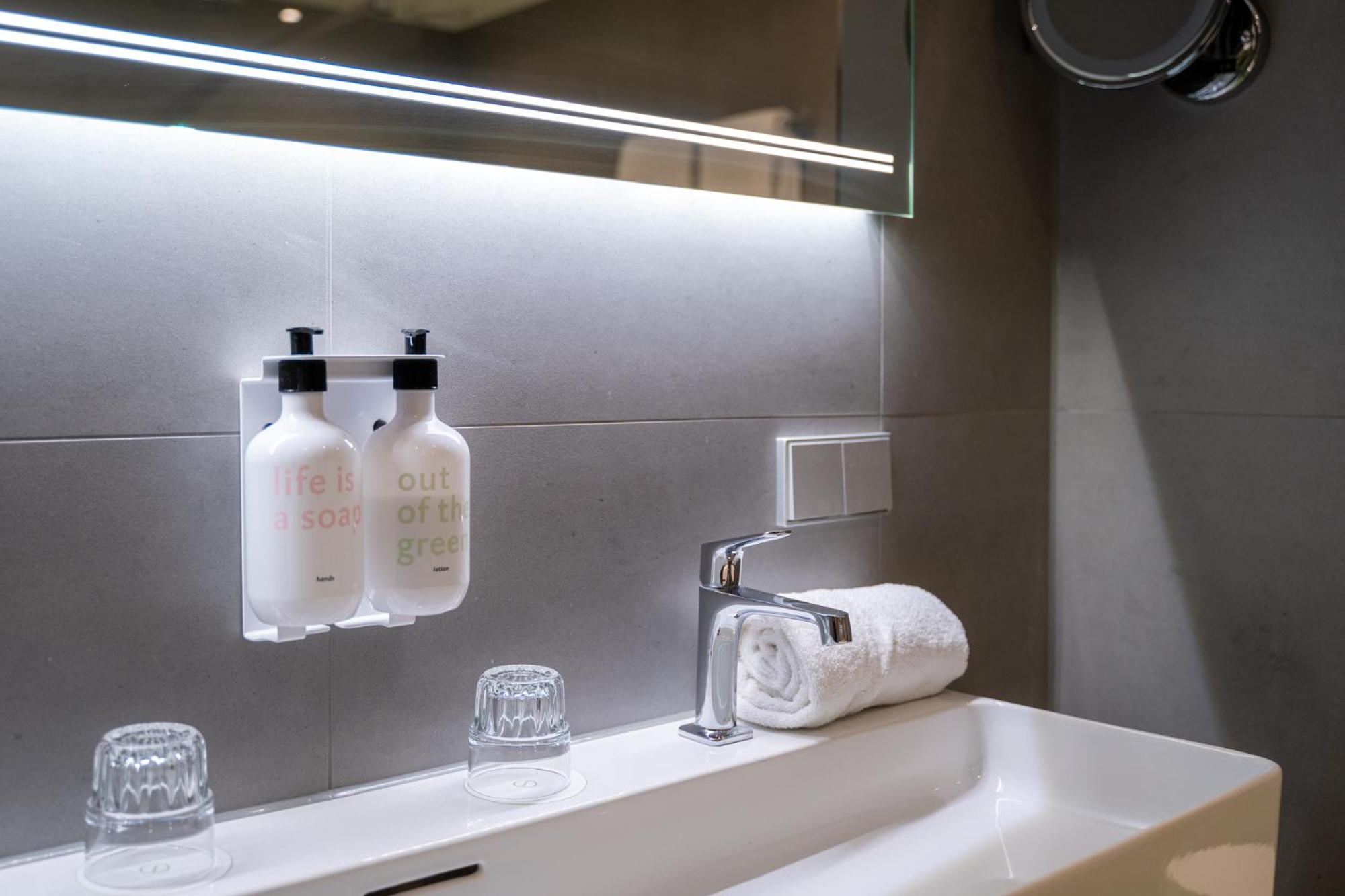 Double Room with Spa Bath - Photo 6