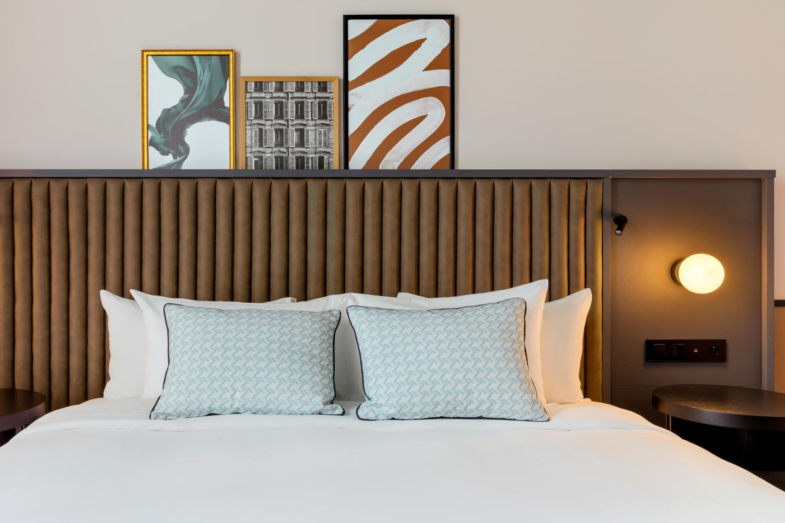 Standard King Room - Photo 15