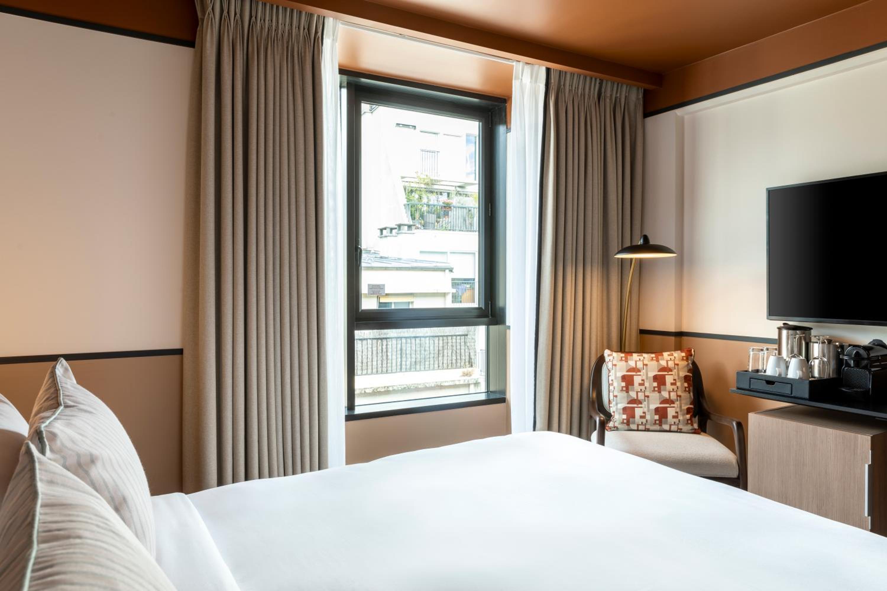 Standard King Room - Photo 18