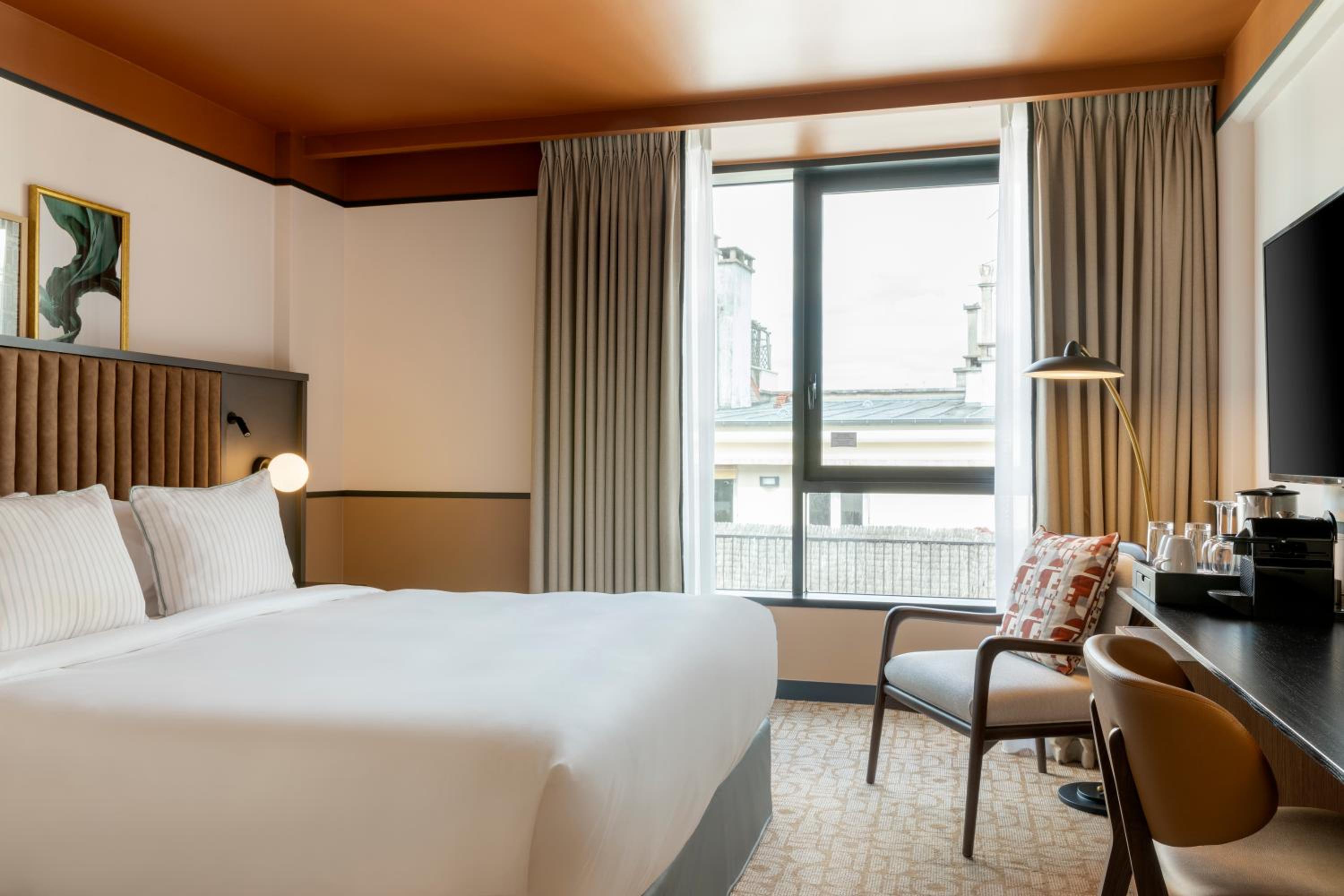 Standard King Room - Photo 17