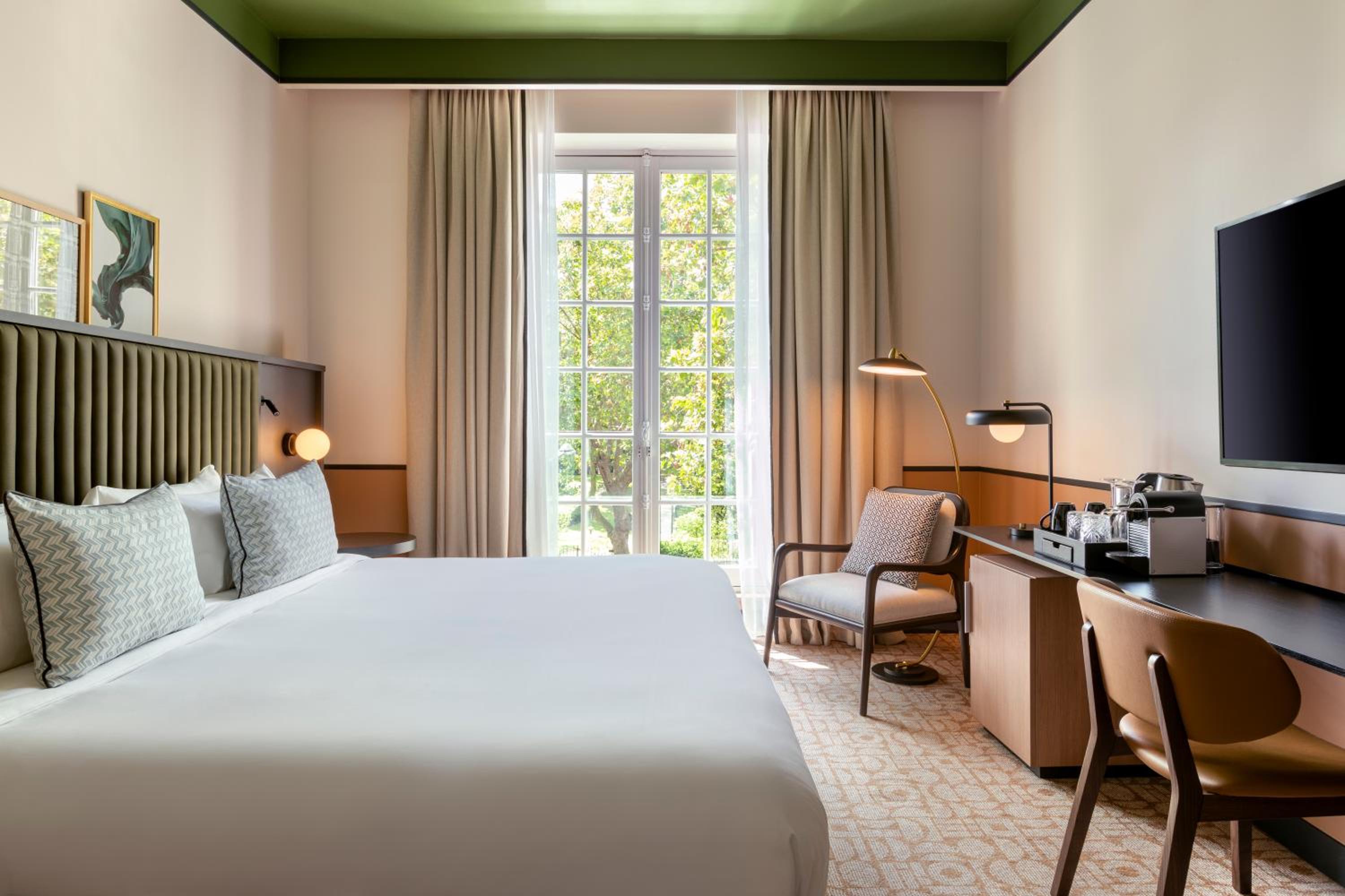 Deluxe King Room - Photo 12