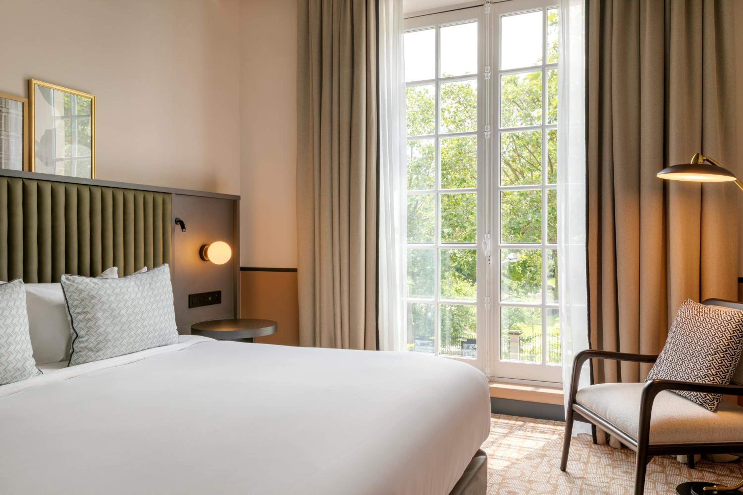 Deluxe King Room - Photo 13