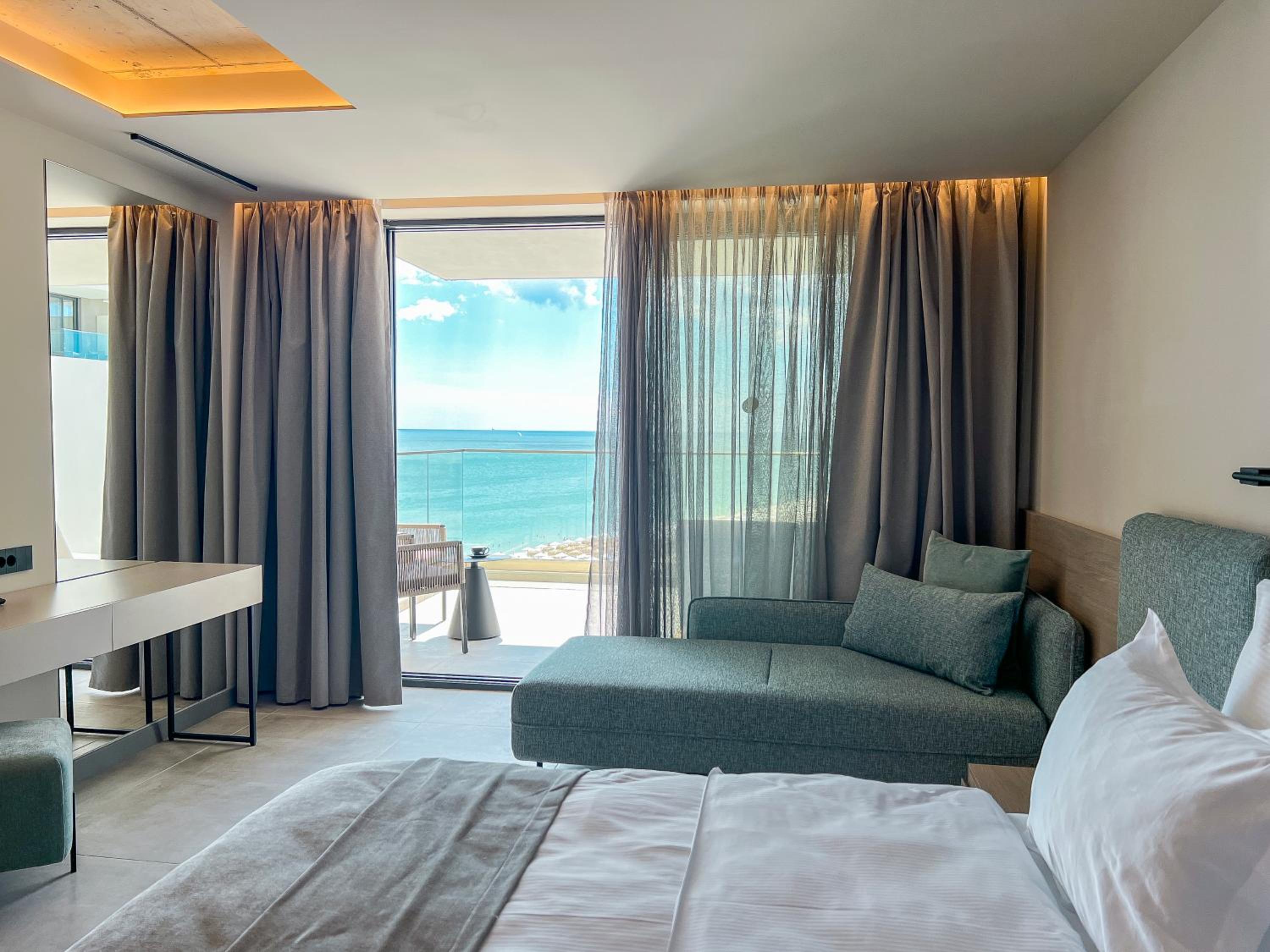 Deluxe STAR Bed Room with Large Balcony with unlimited access to Calma SPA Center