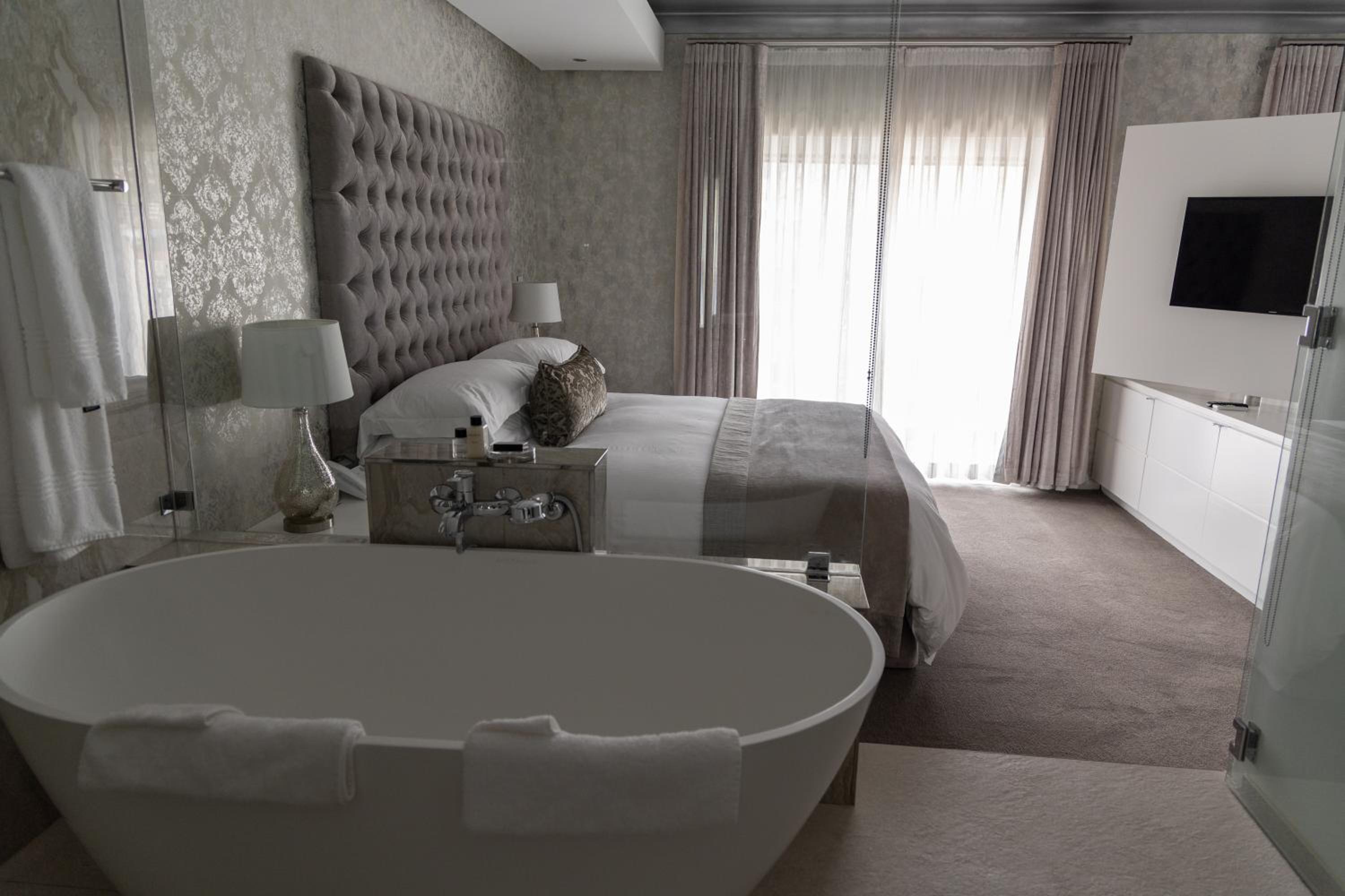 Suite with Table Mountain View - Photo 3