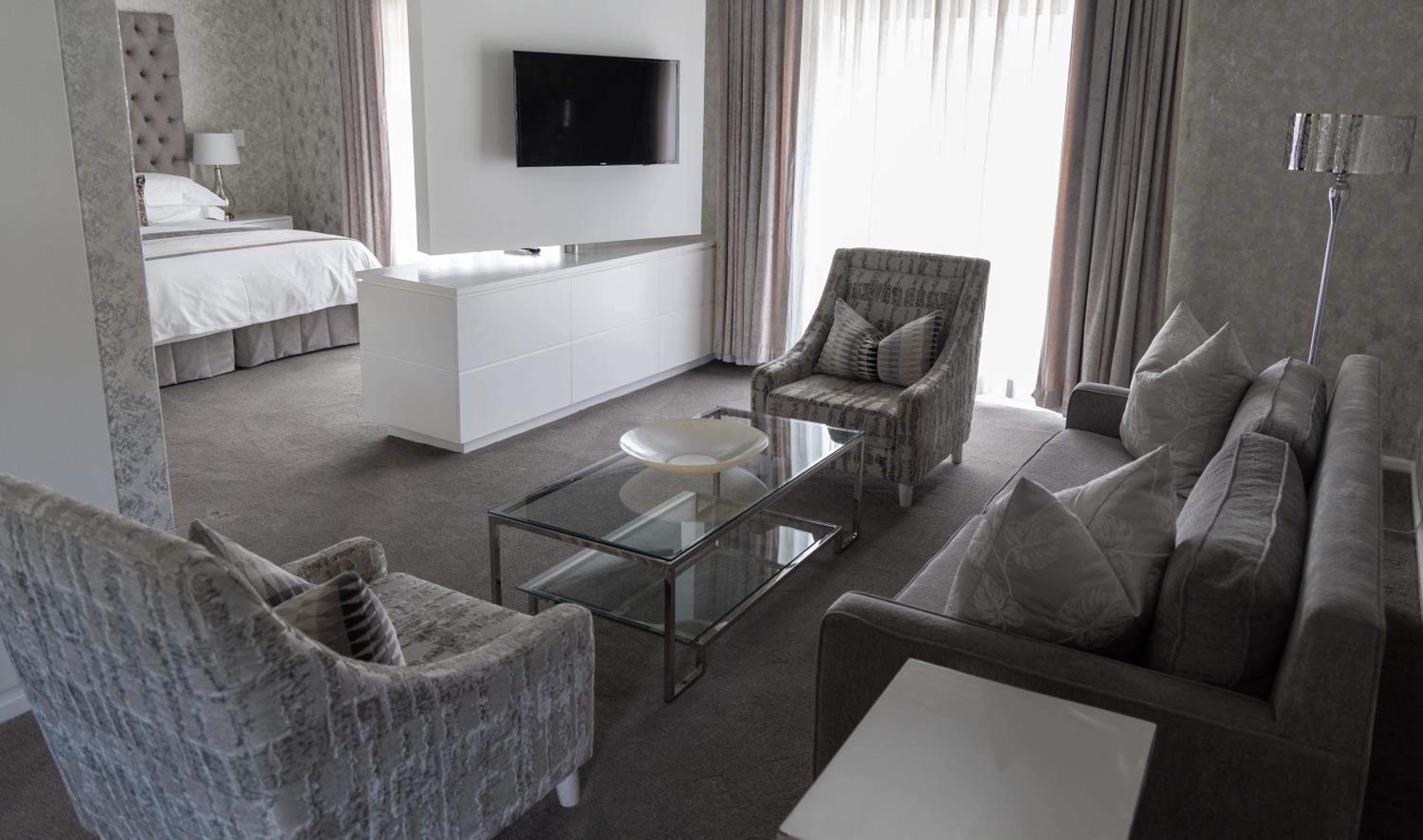 Suite with Table Mountain View - Photo 4