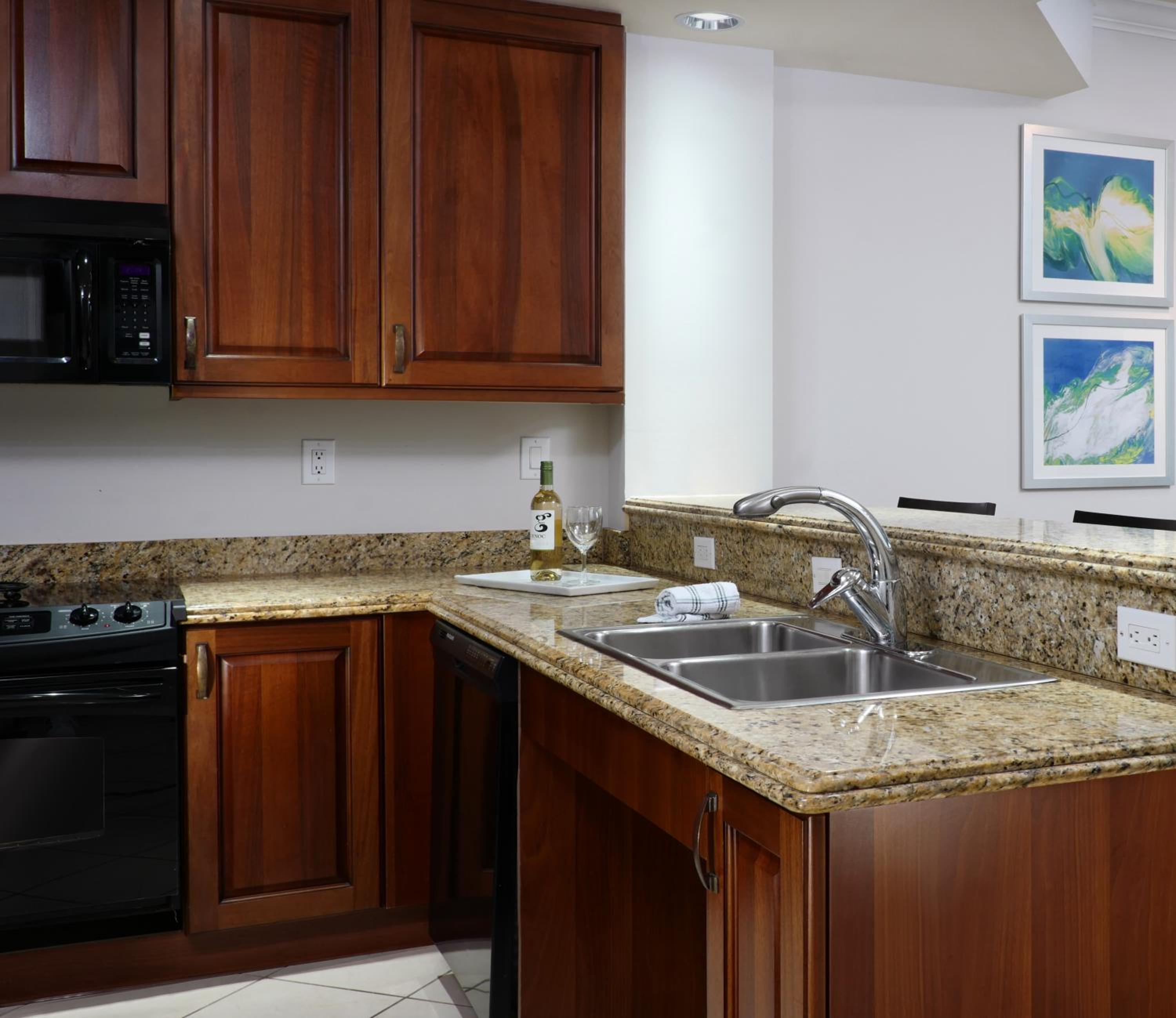 One Bedroom Suite Accessible - Photo 2