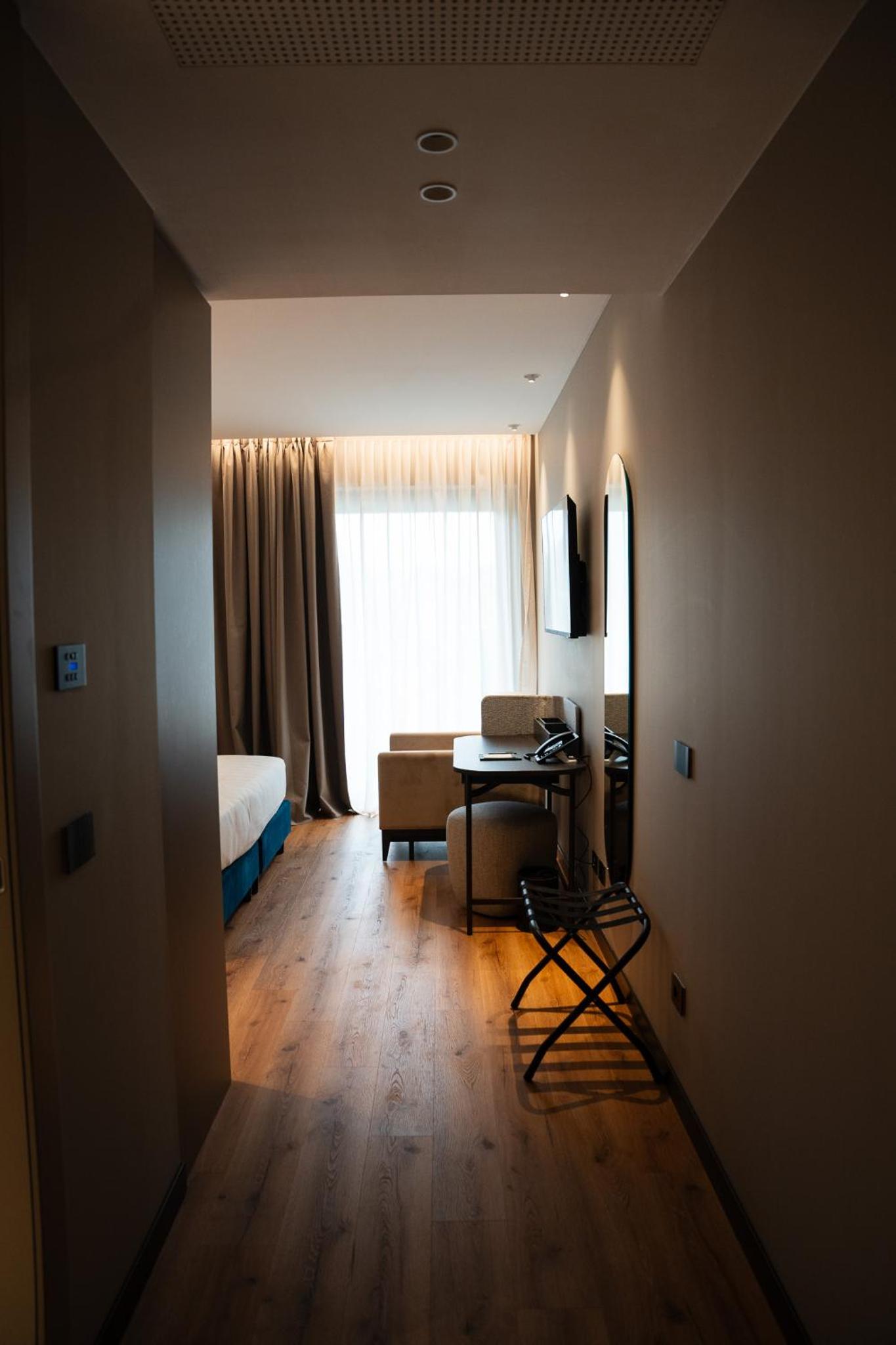 Superior Double or Twin Room with Pool View photo 3