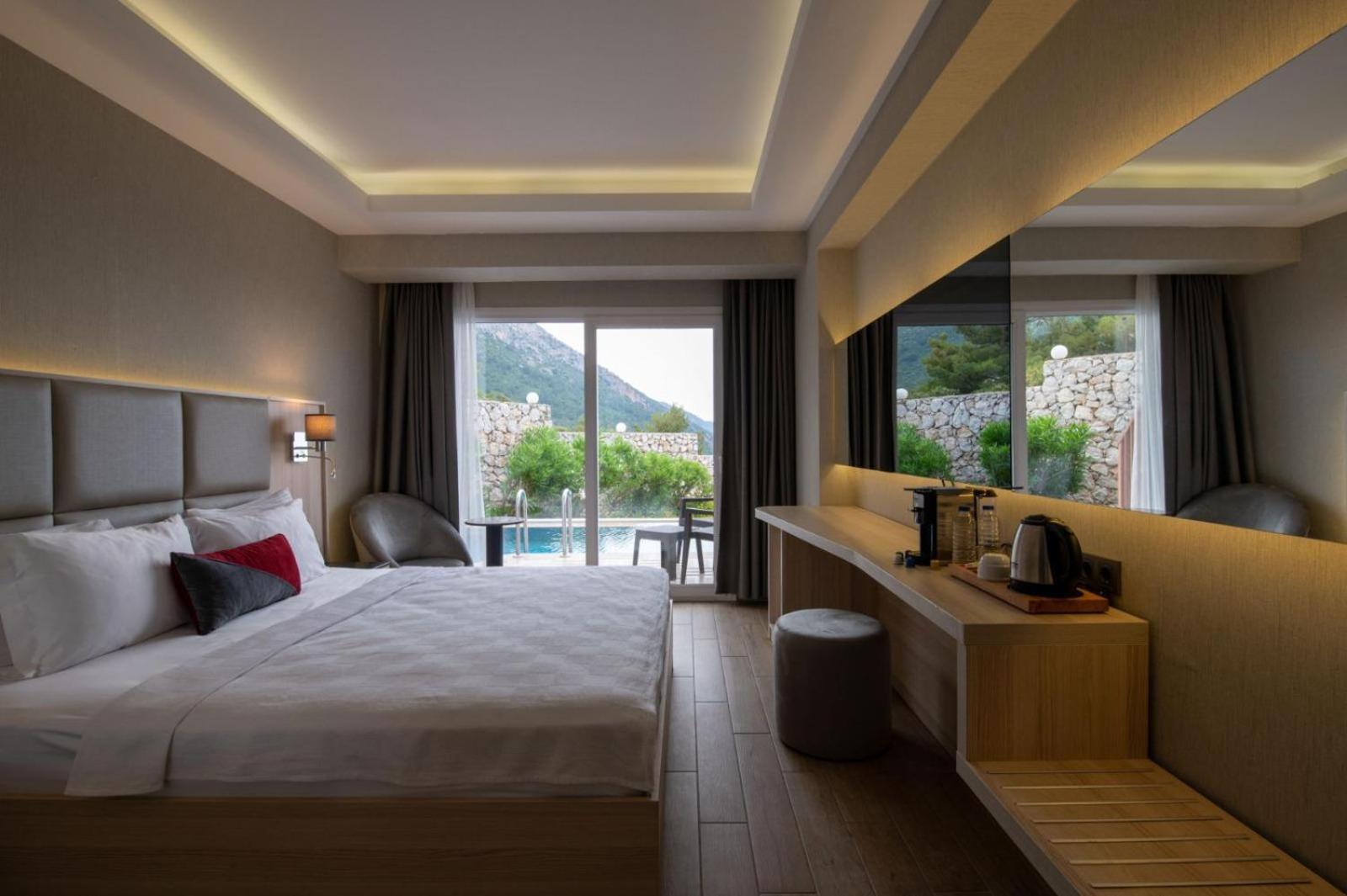 Deluxe Swim-Up Suite with Hot Tub photo 3