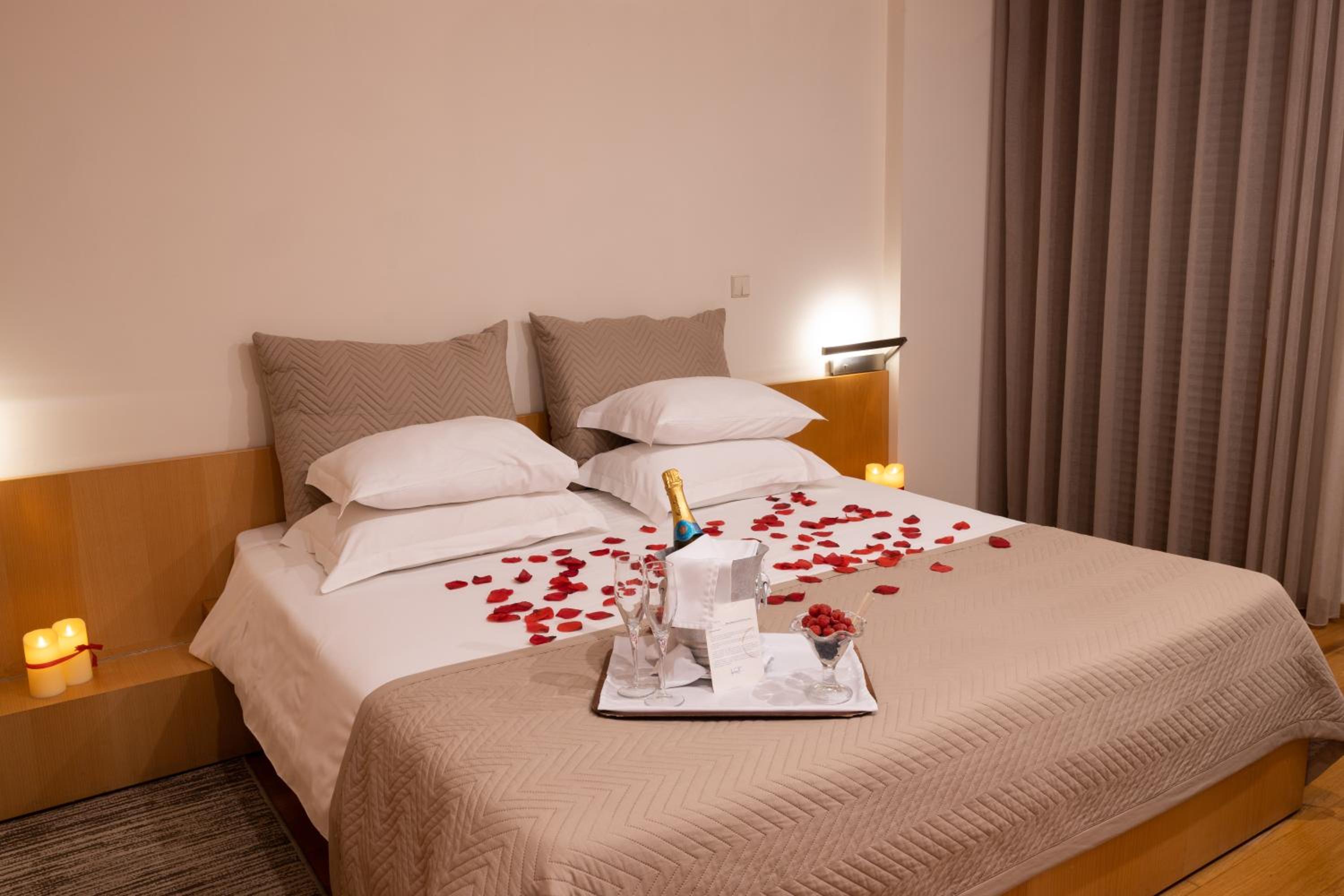 Double or Twin Room with Romantic - Photo 1