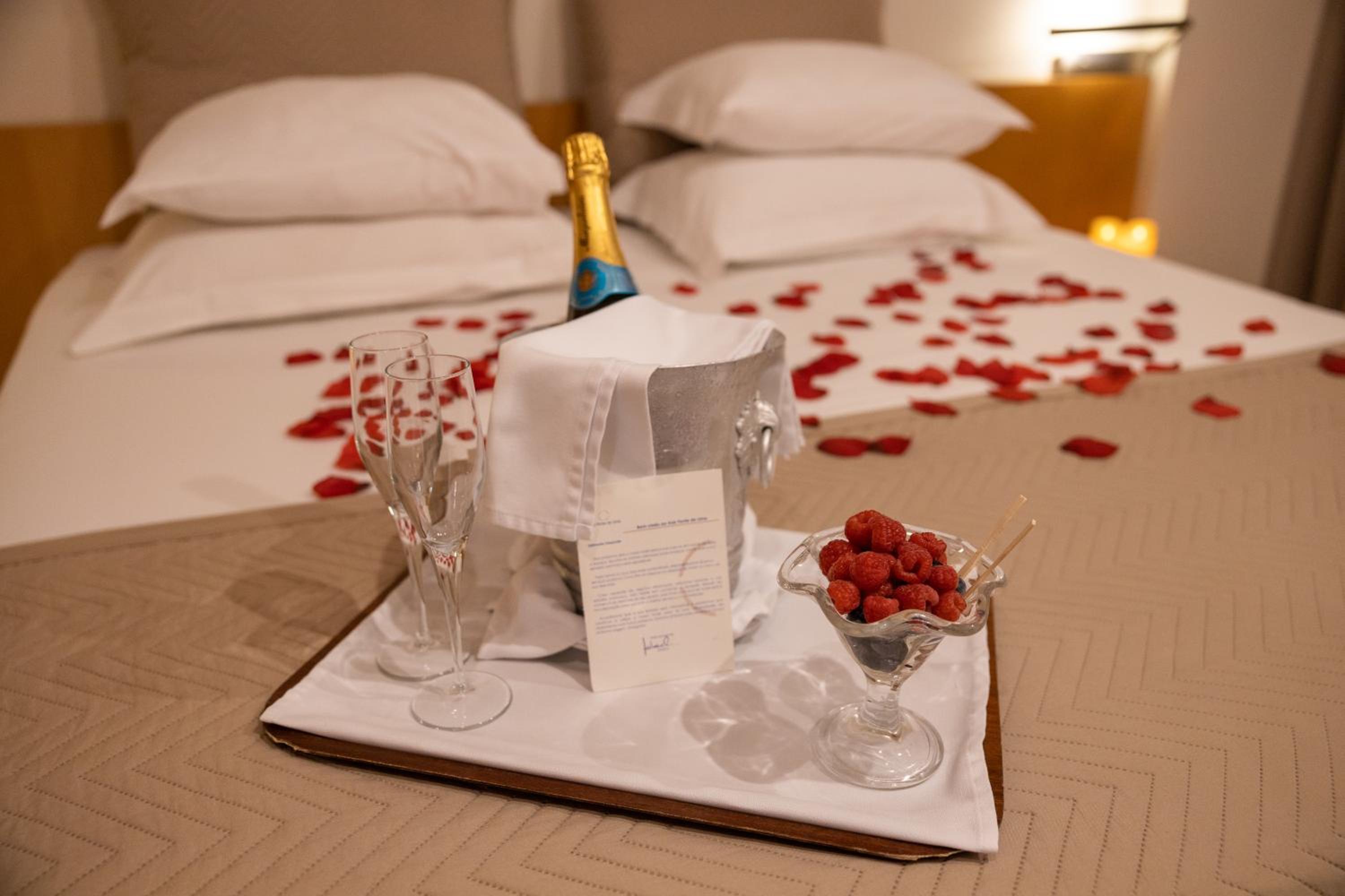Double or Twin Room with Romantic - Photo 3