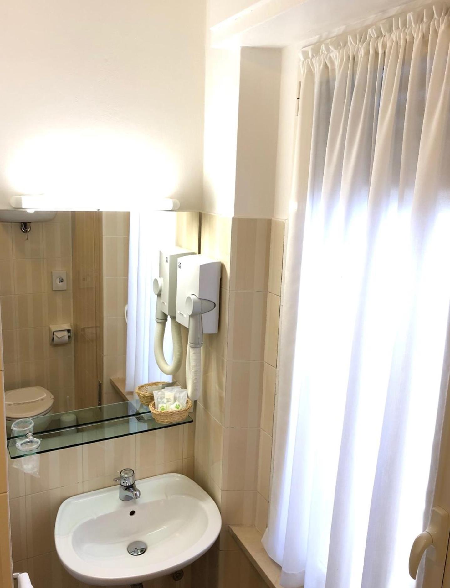 Economy Triple Room - Photo 4