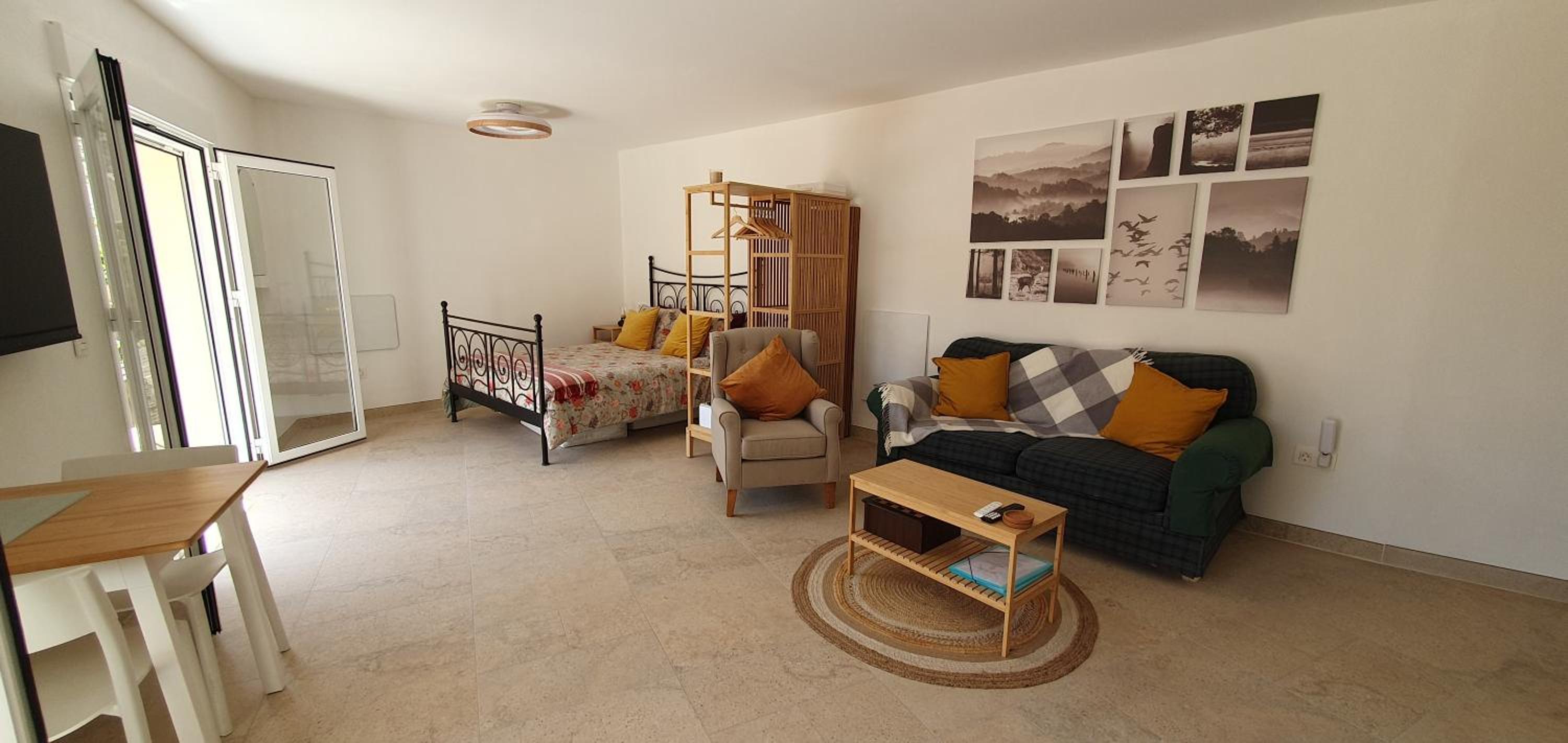 Estudio con vista al jardín