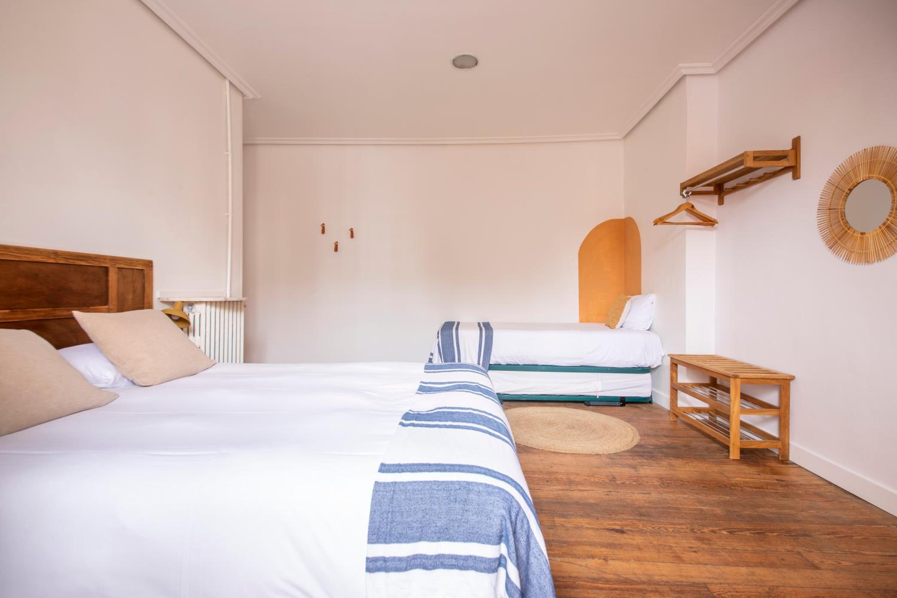 Double Room with Balcony - Photo 5