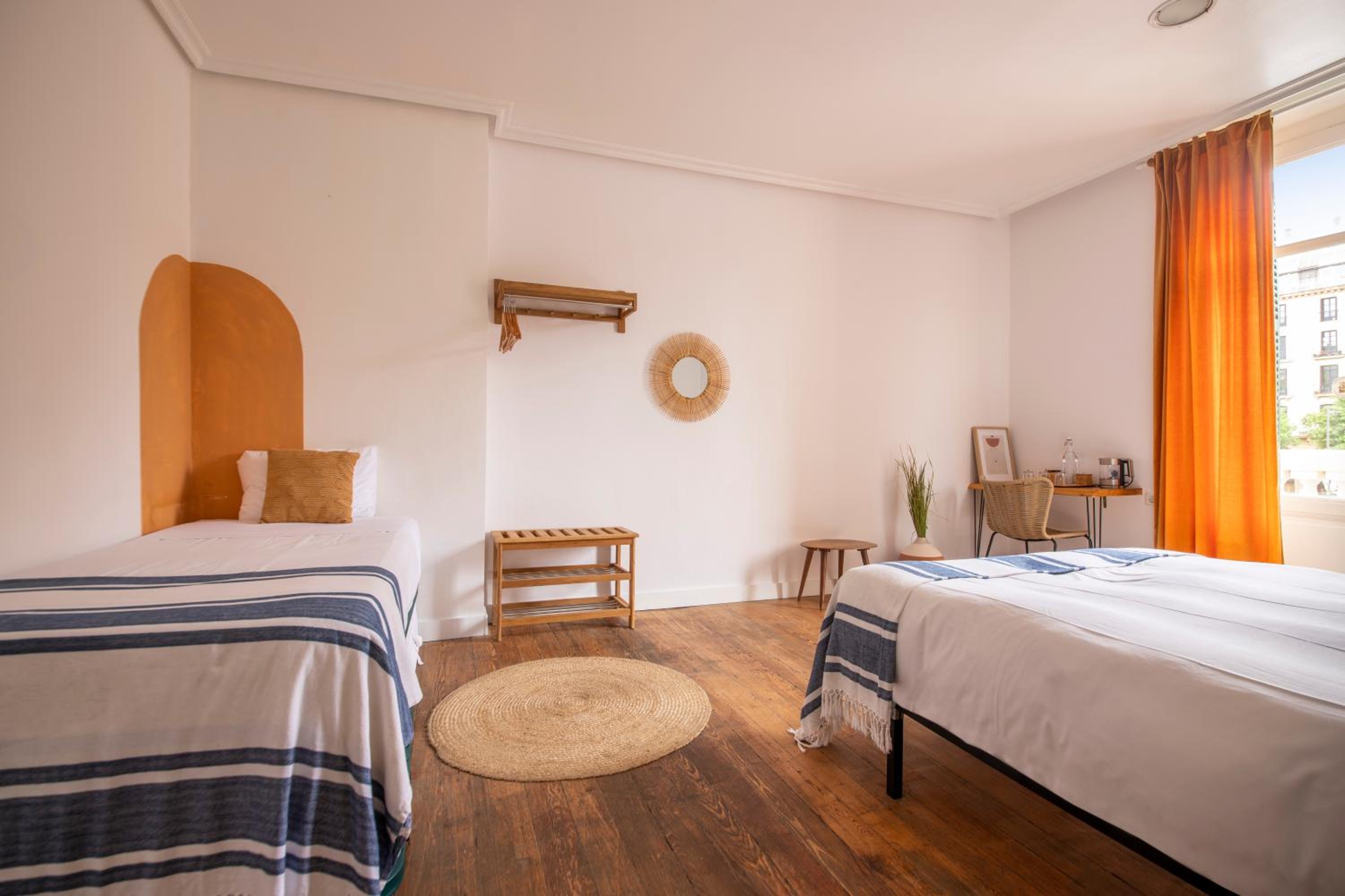 Double Room with Balcony - Photo 3