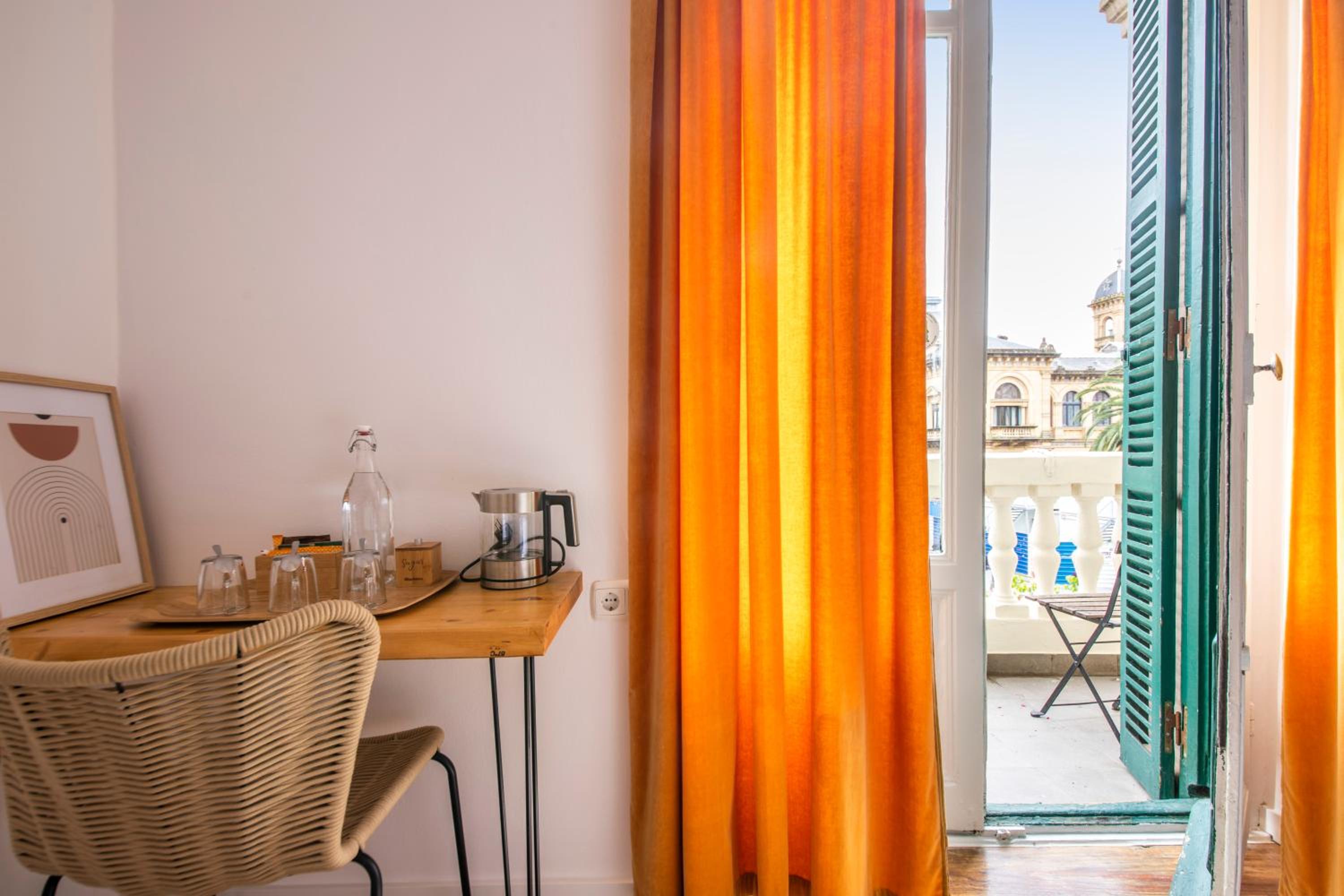 Double Room with Balcony - Photo 4
