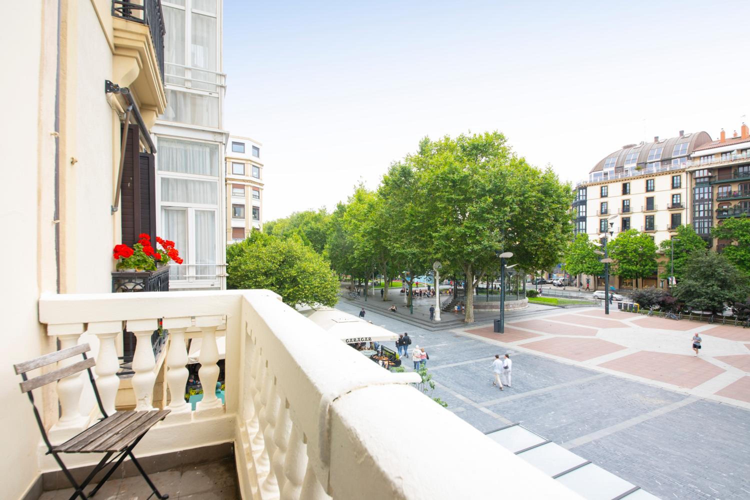 Double Room with Balcony - Photo 7