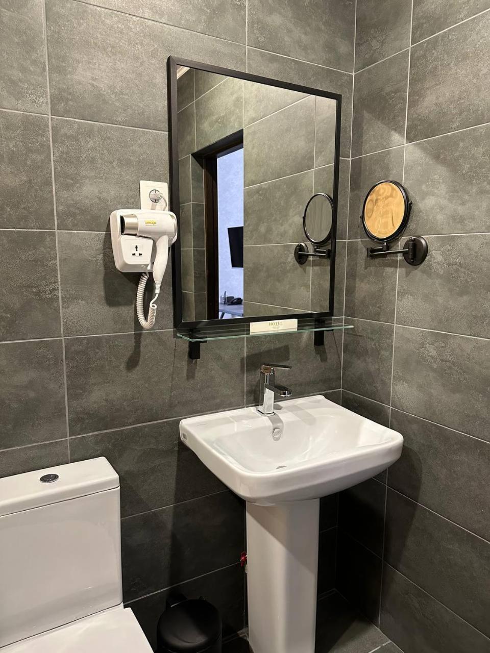 Twin Room with Shower photo 1