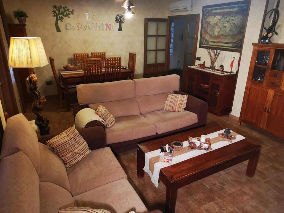 Five-Bedroom House photo 3