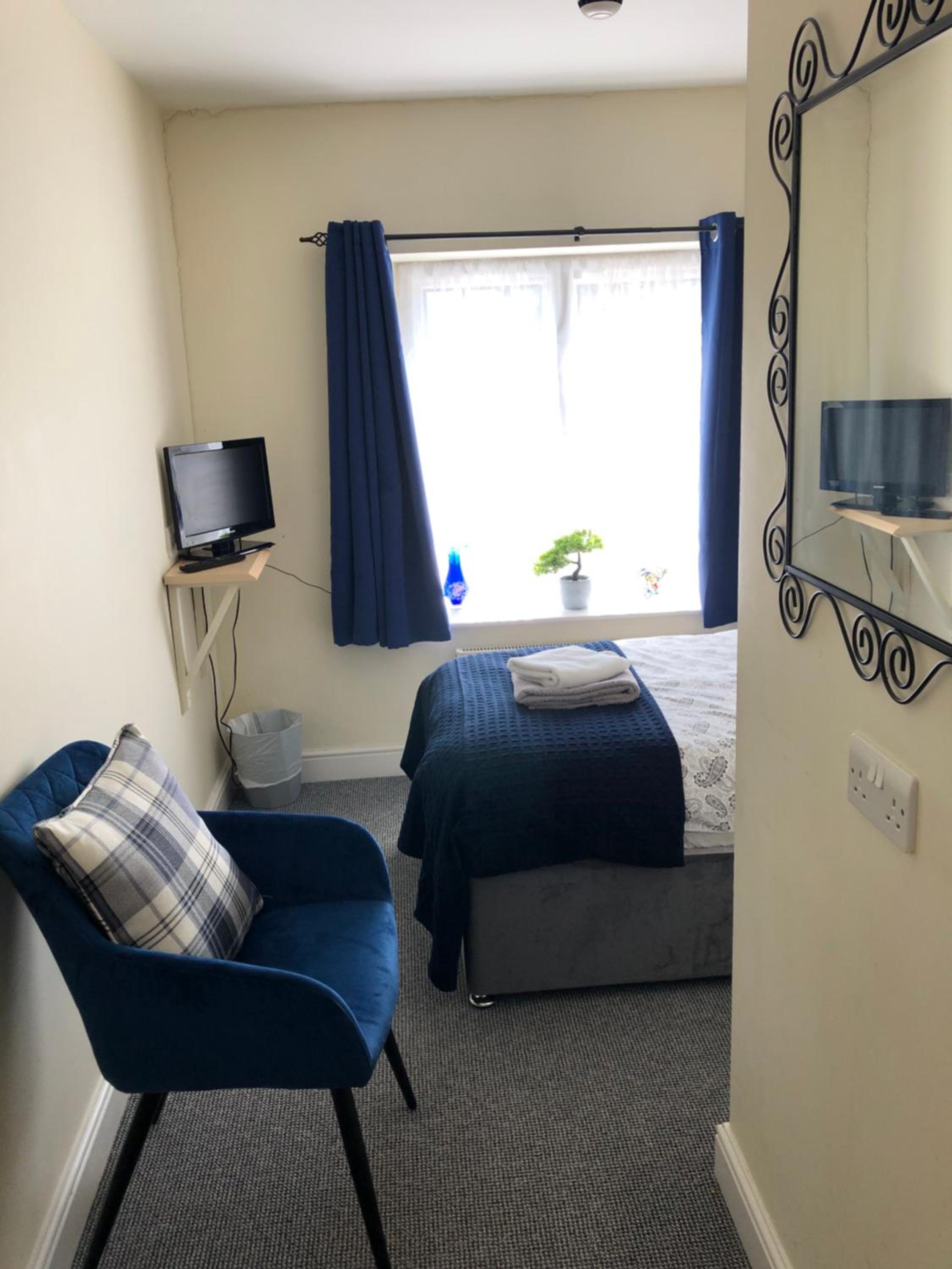 Single Room with Private Bathroom photo 3