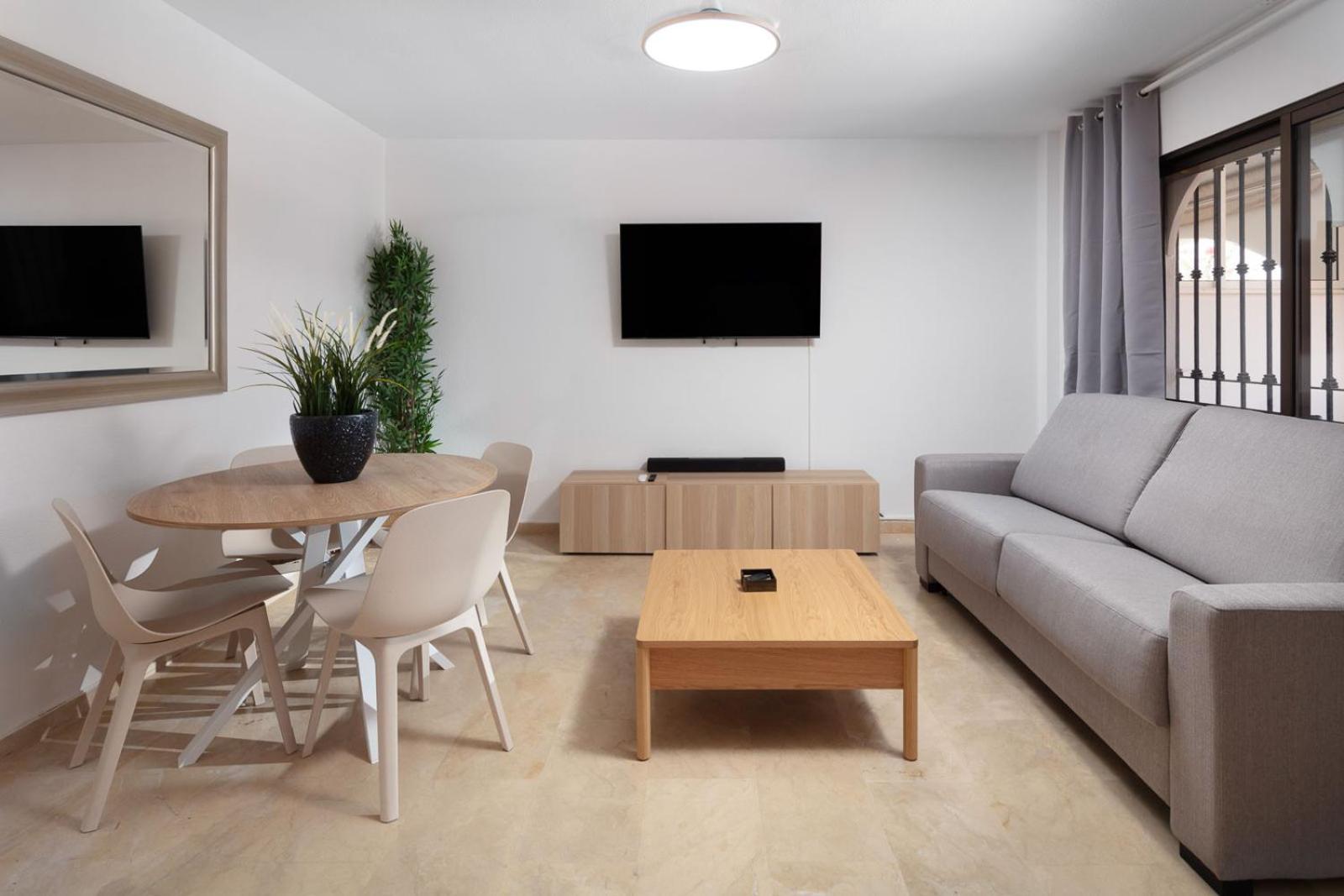 Apartamento de Dos Dormitorios con Vista a la Piscina