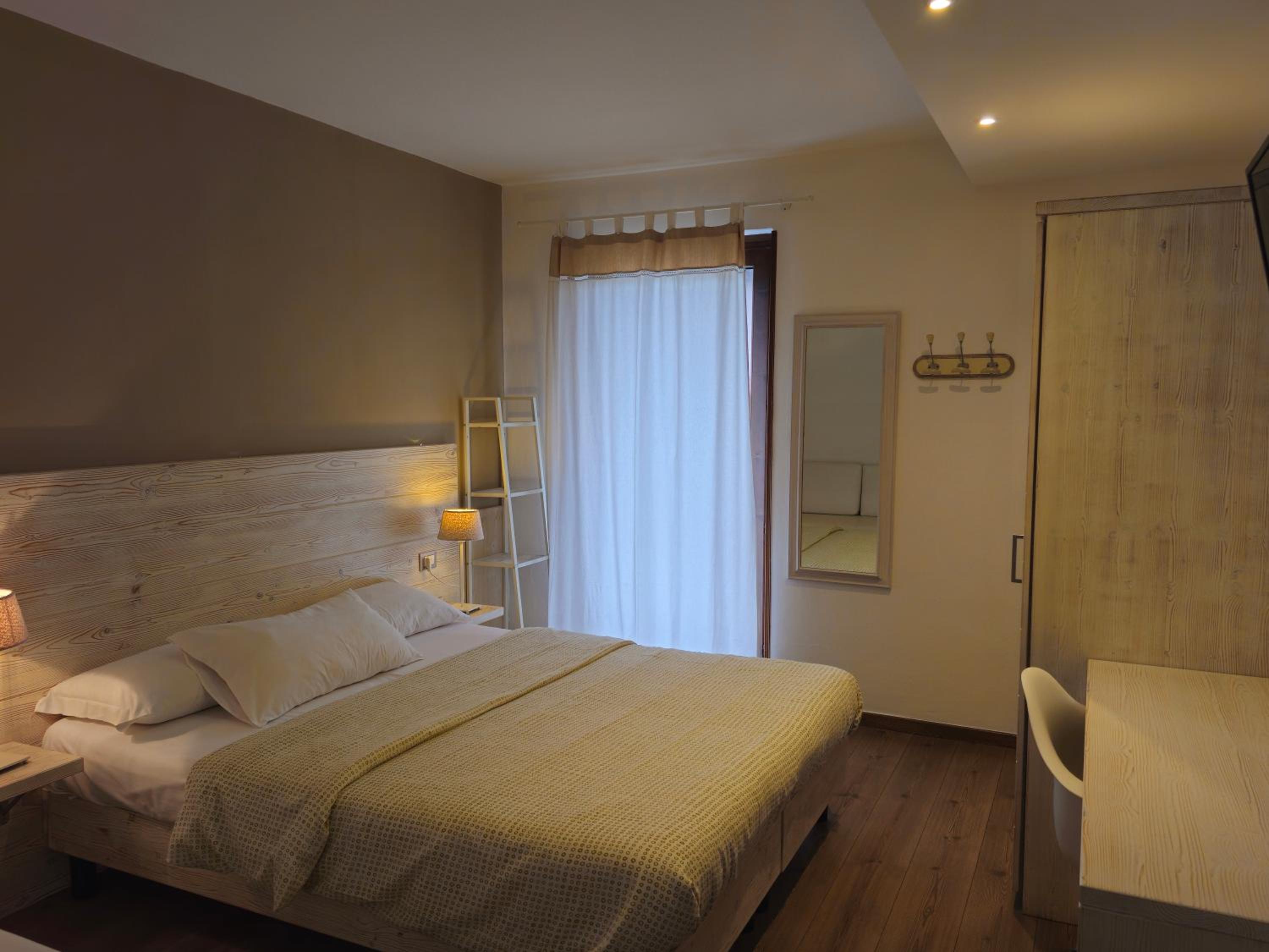 Large Double Room - Photo 2