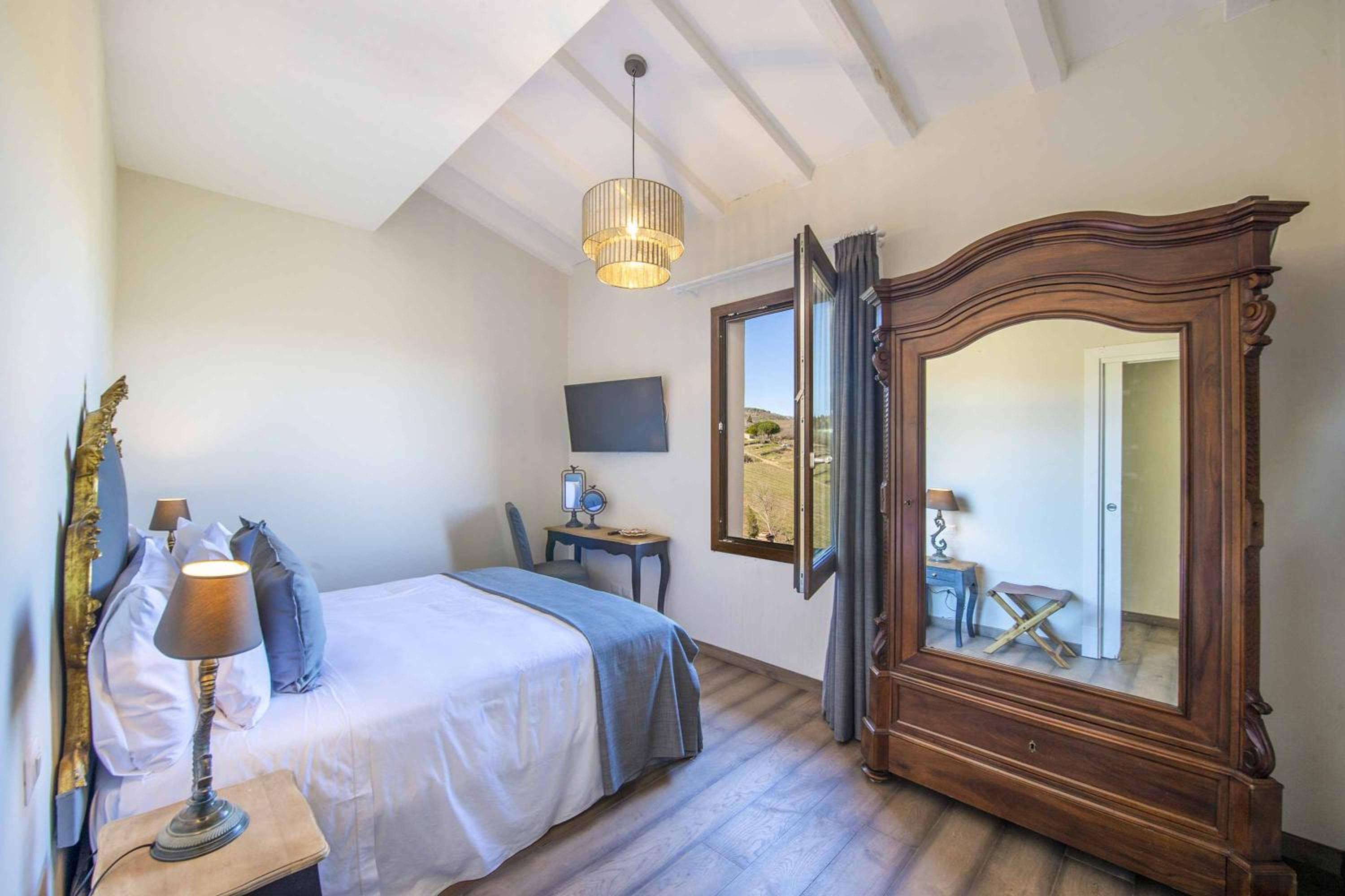 Seven-Bedroom Villa photo 3