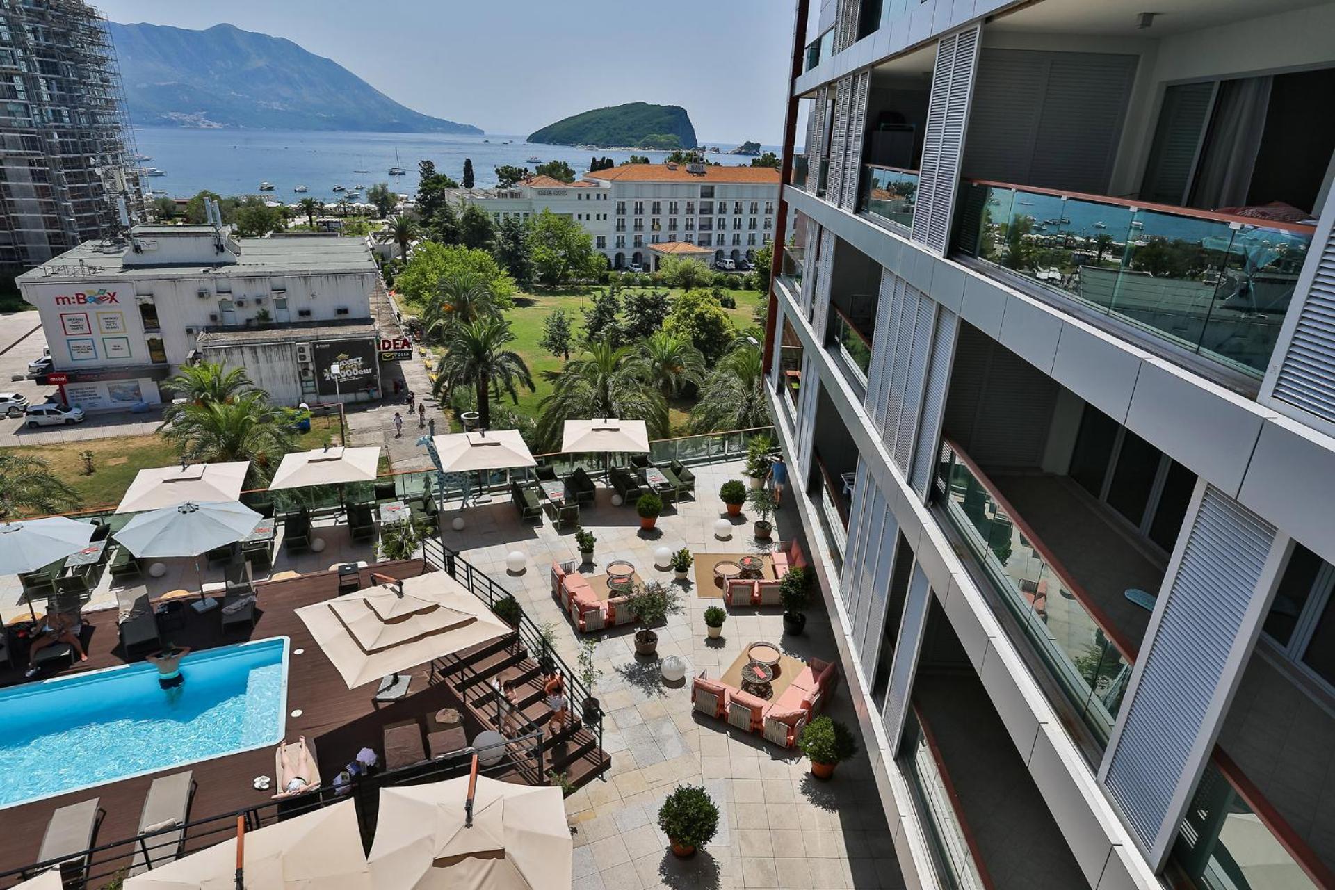 Deluxe Suite with Balcony photo 2