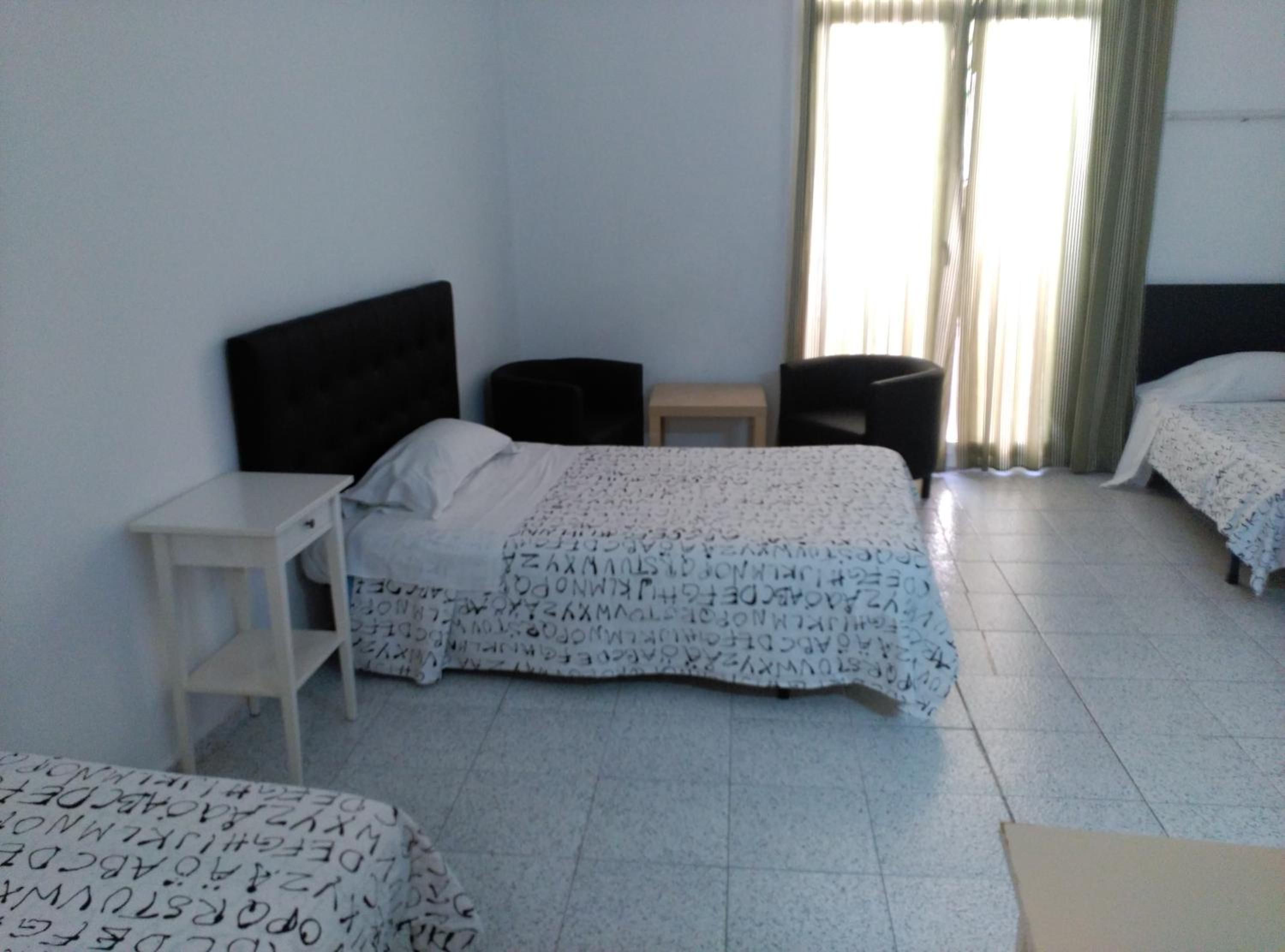 Habitación Triple con Baño Compartido