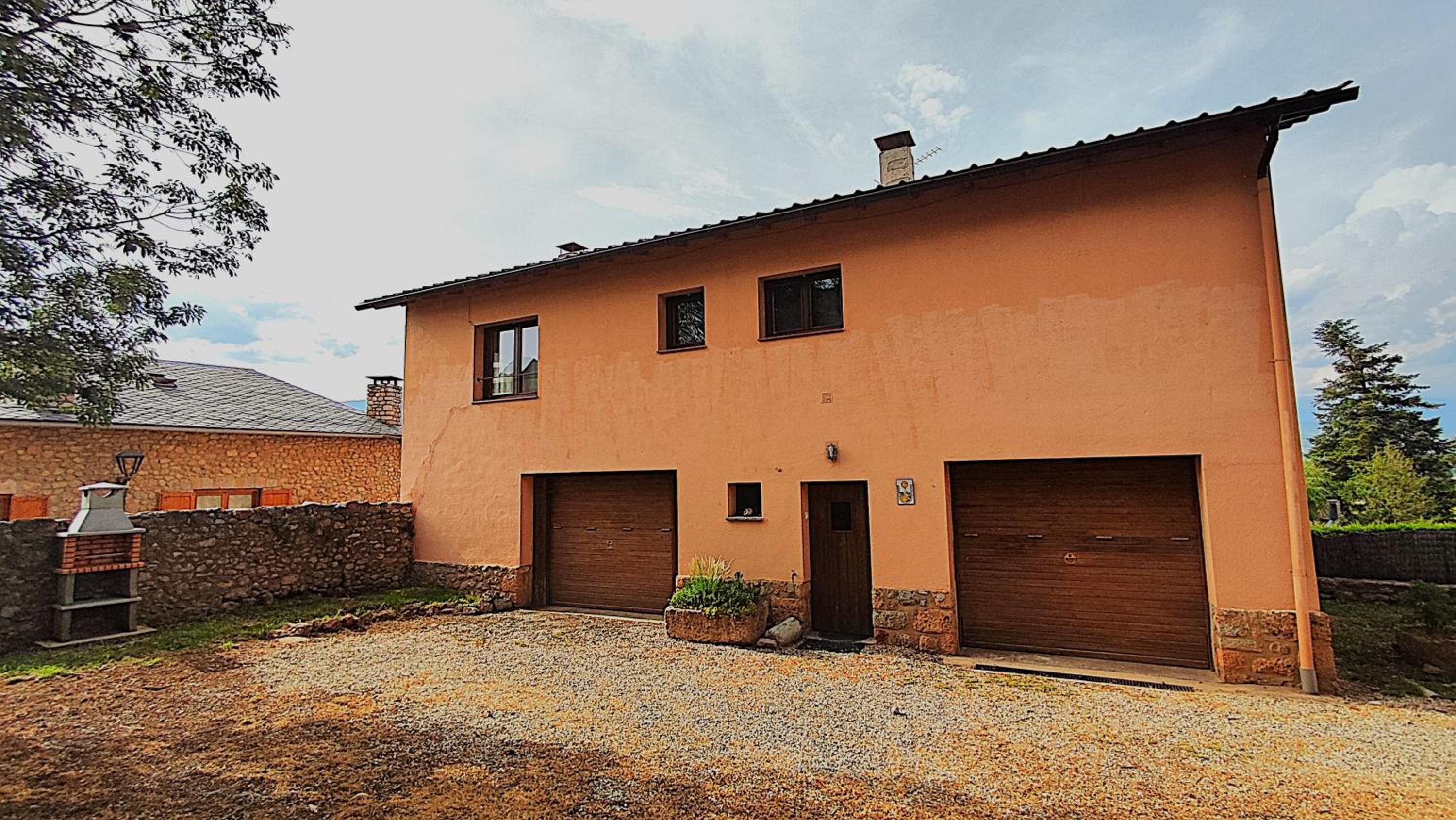 Three-Bedroom House photo 3
