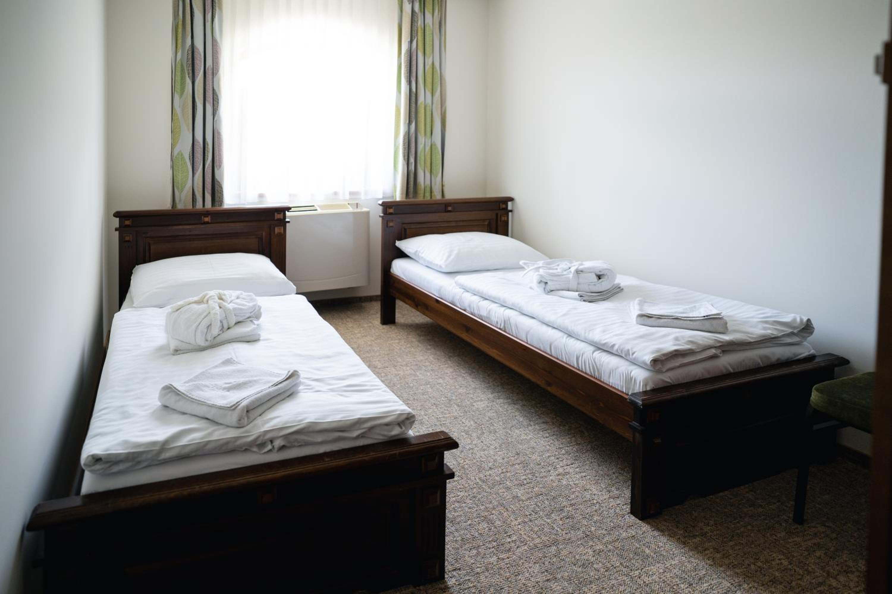 Standard Twin Room - Photo 1