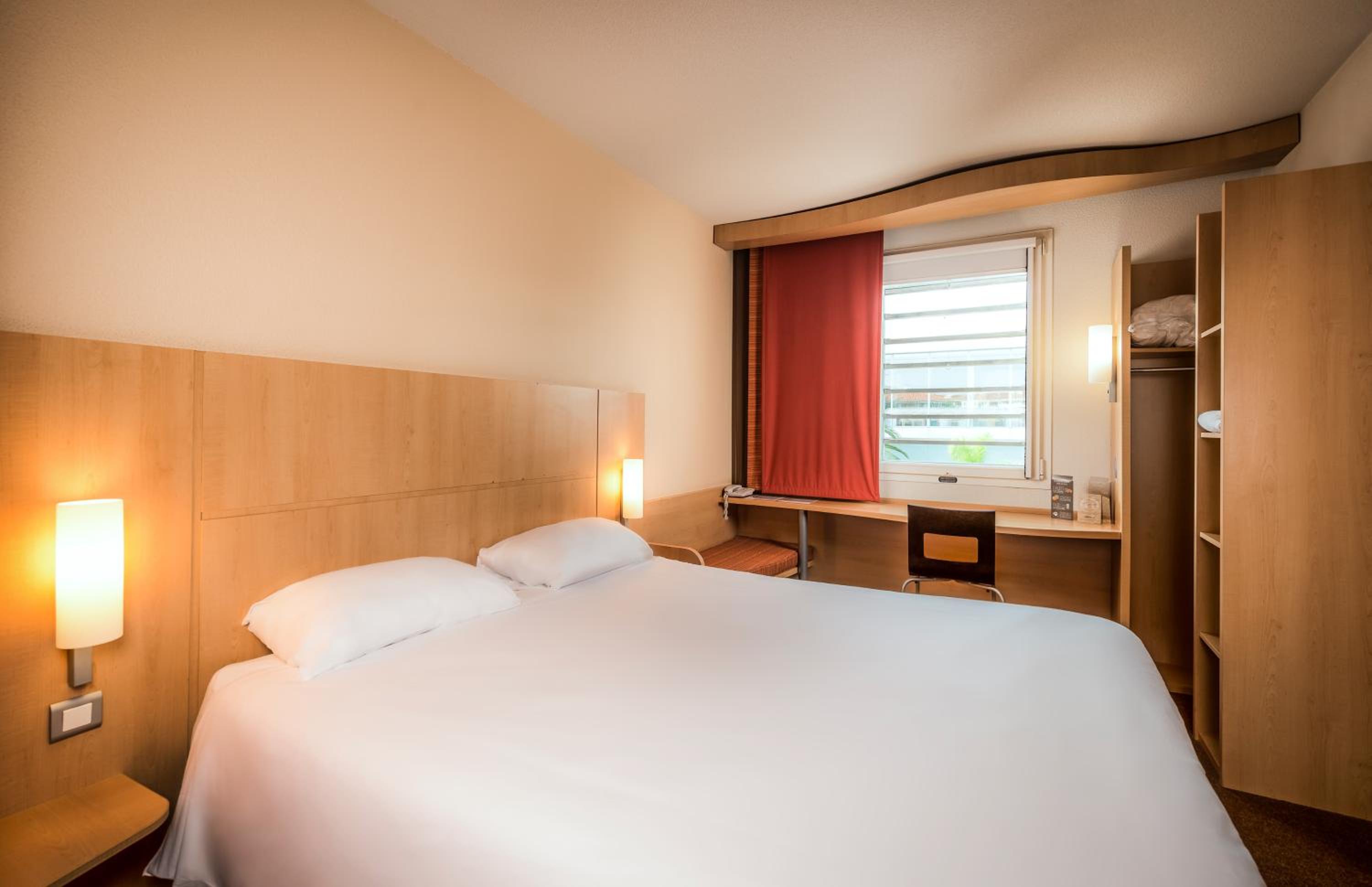Standard Double Room thumbnail 6