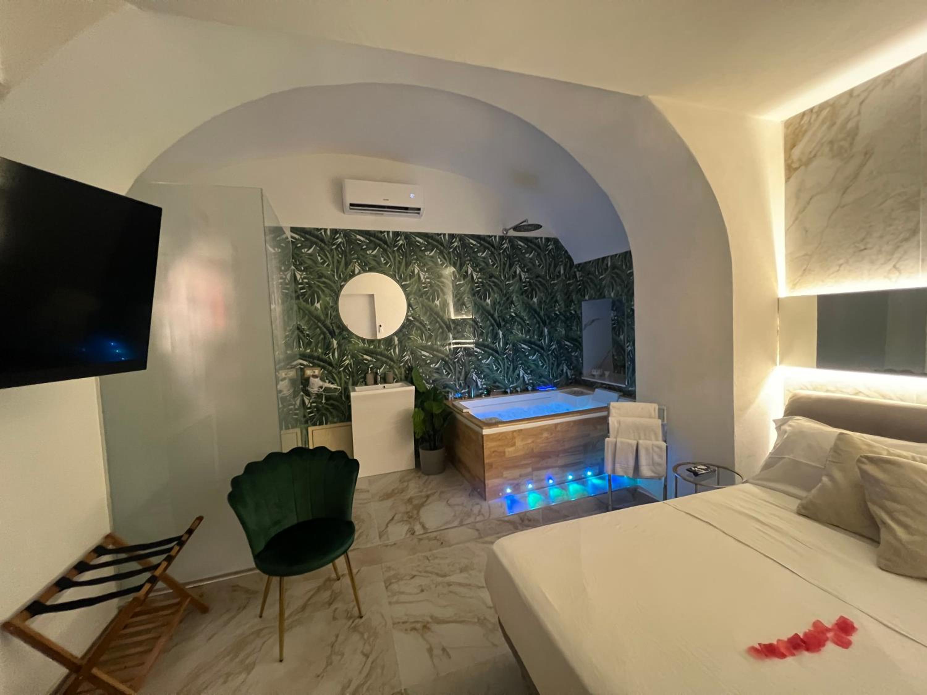 Deluxe King Room - Photo 4