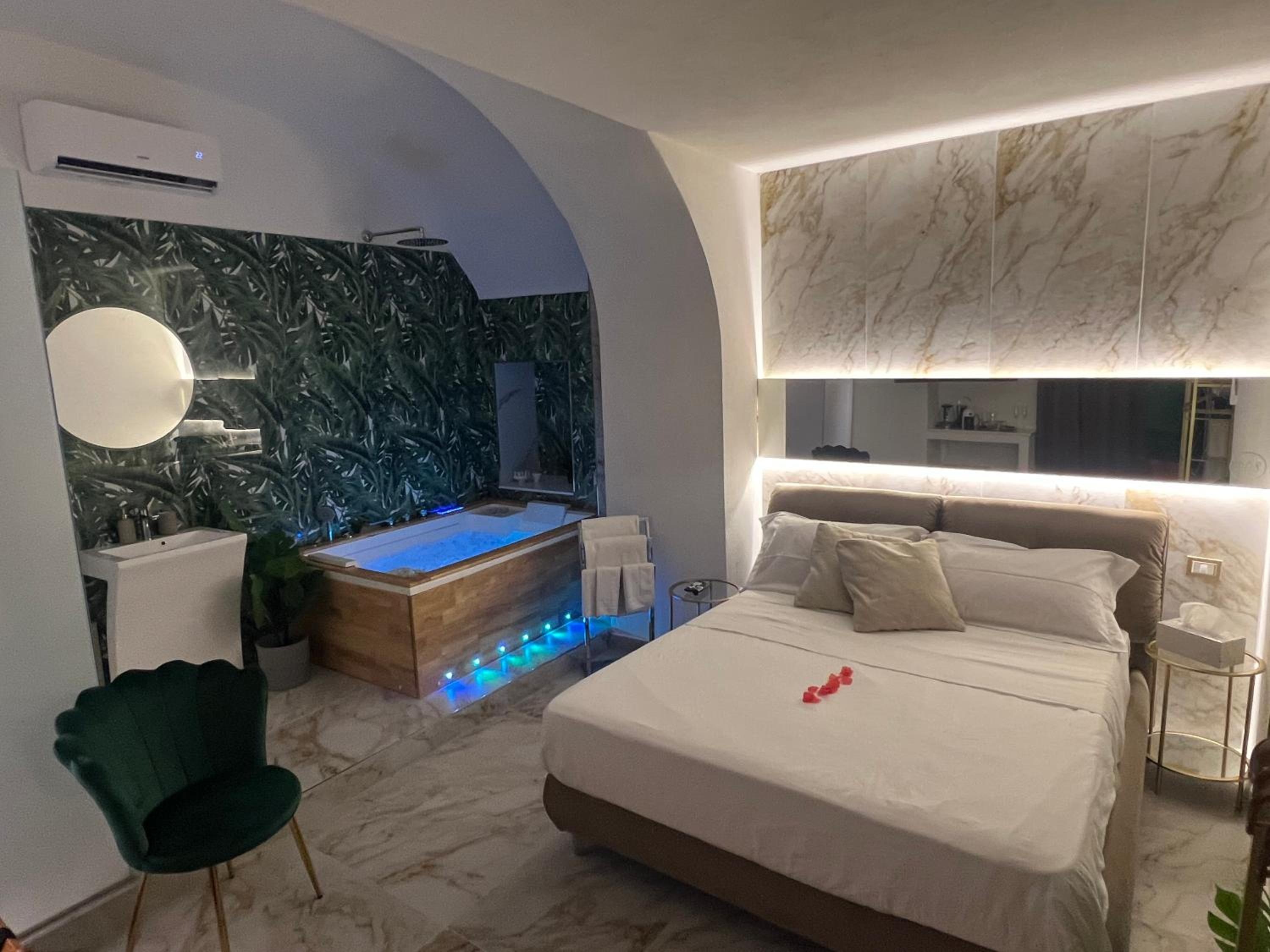 Deluxe King Room - Photo 1