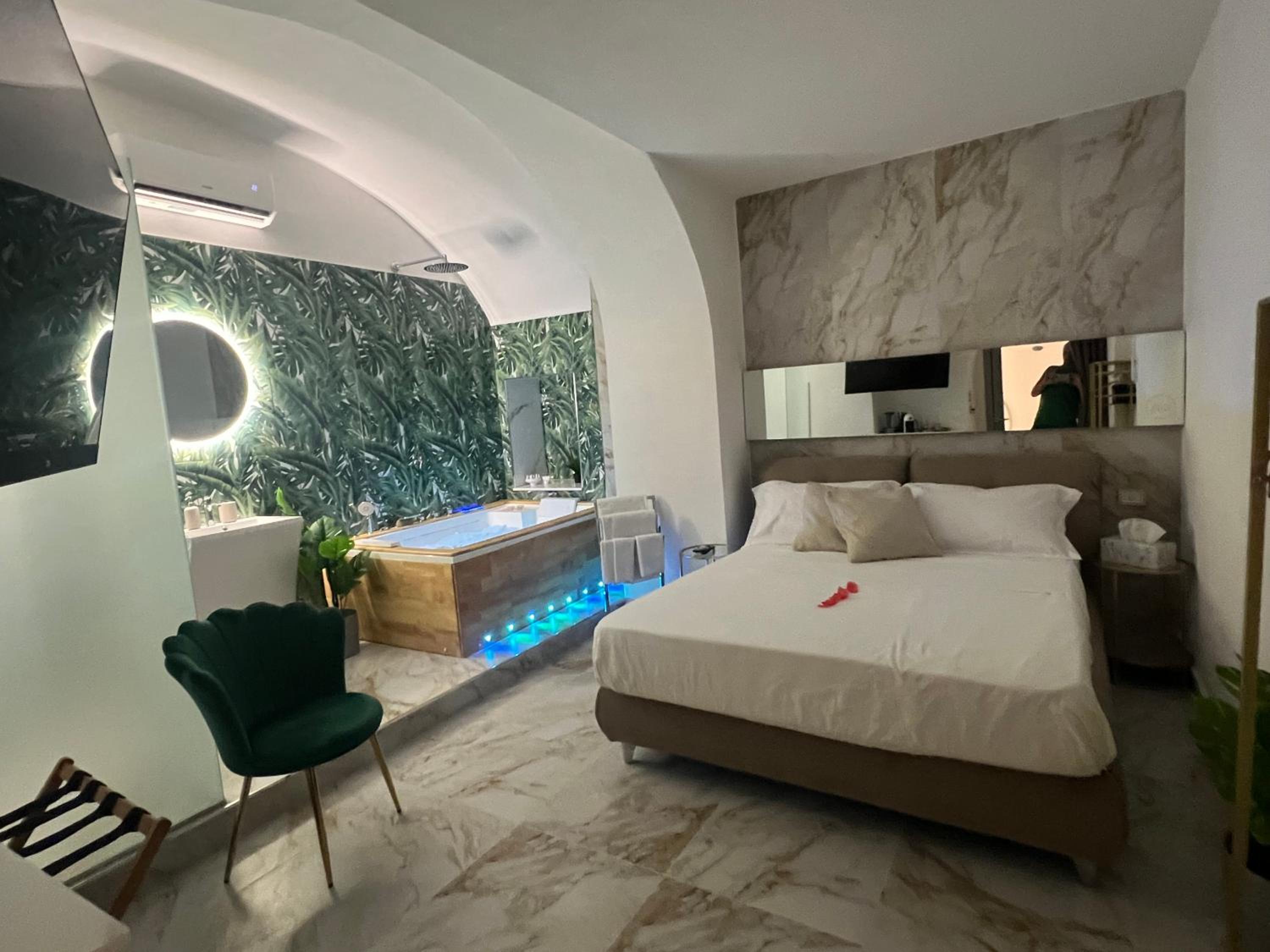 Deluxe King Room - Photo 5