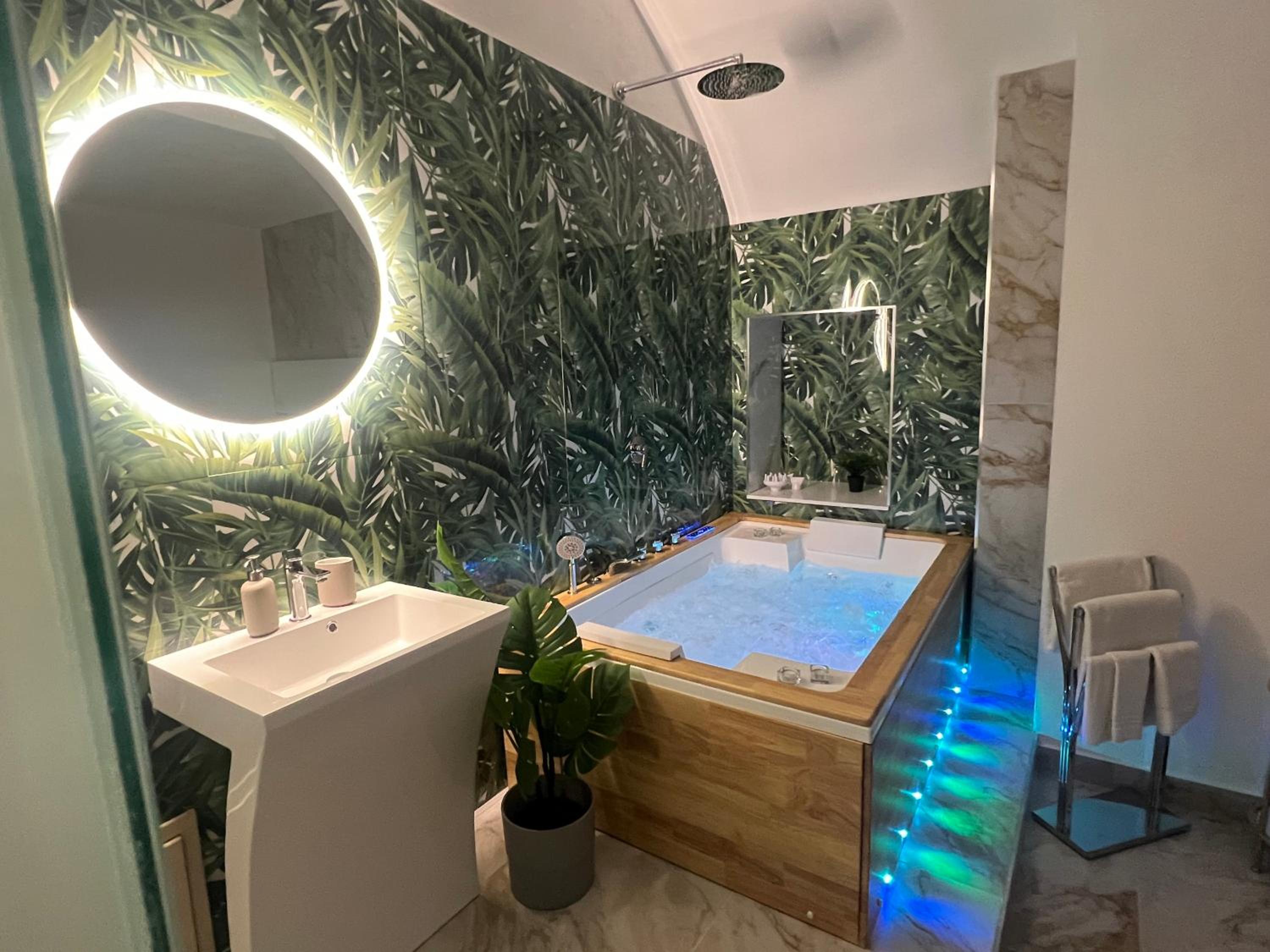 Deluxe King Room - Photo 10