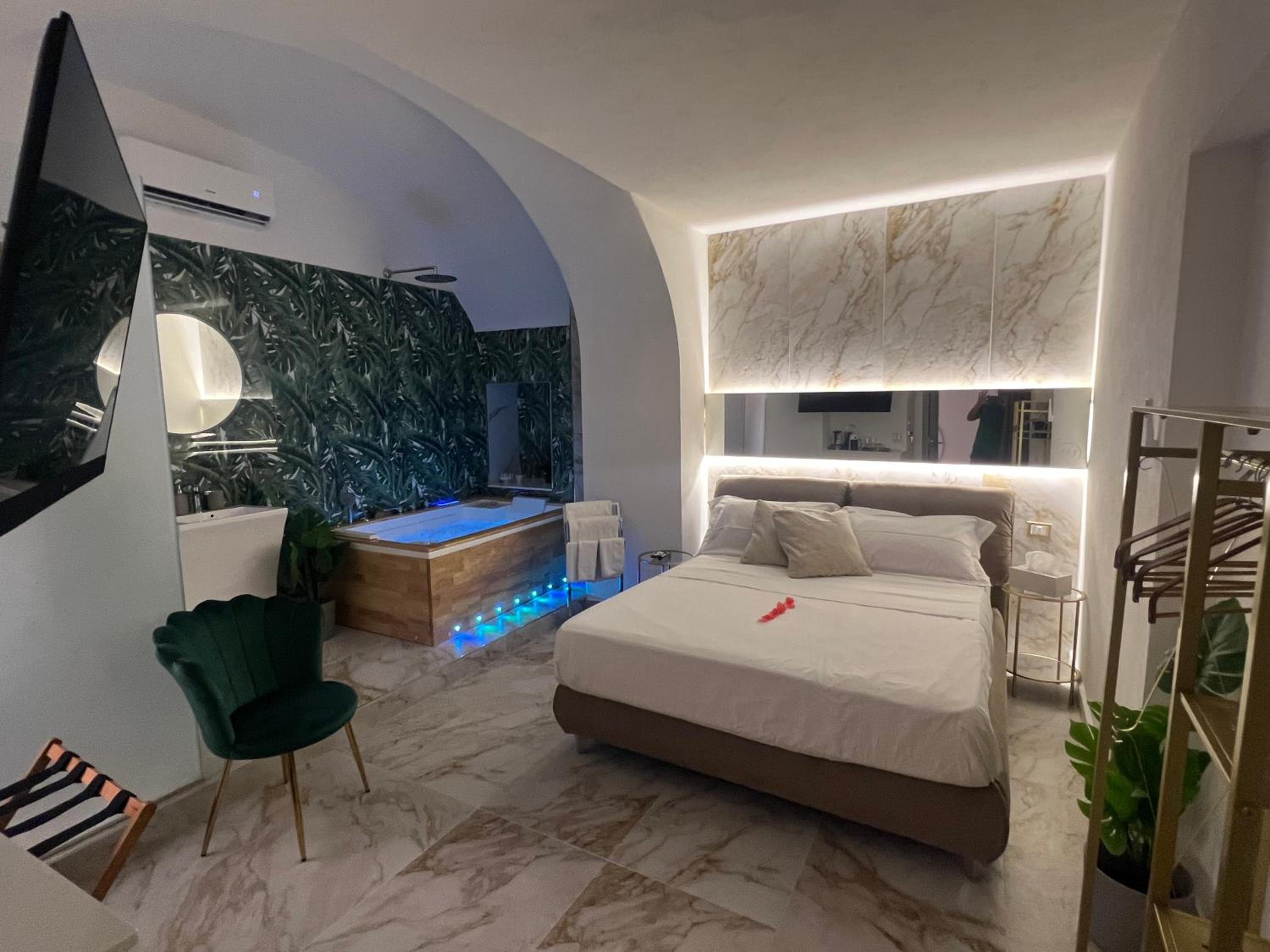 Deluxe King Room - Photo 2