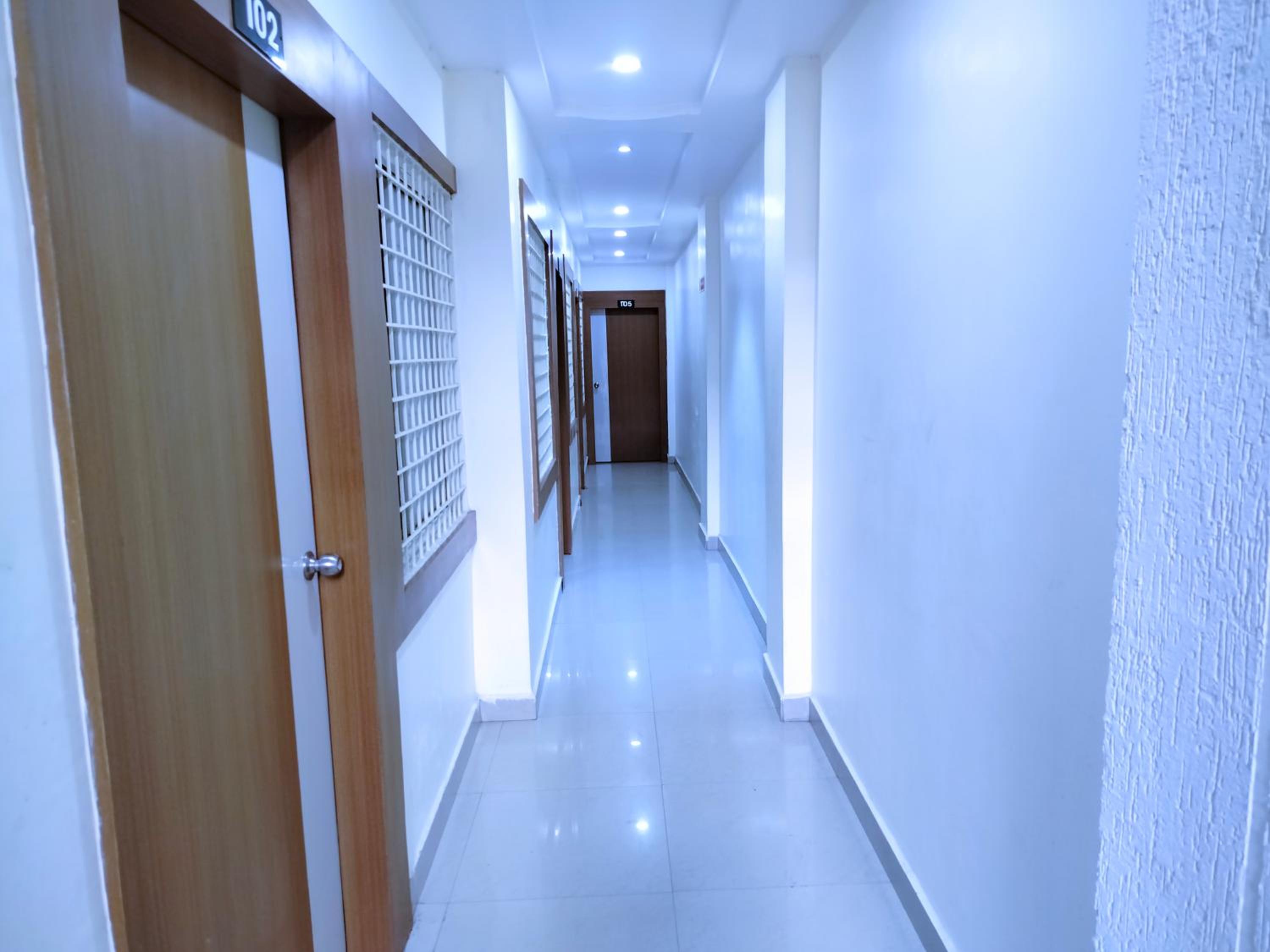 Deluxe Double Room (2 Adults + 1 Child) photo 3