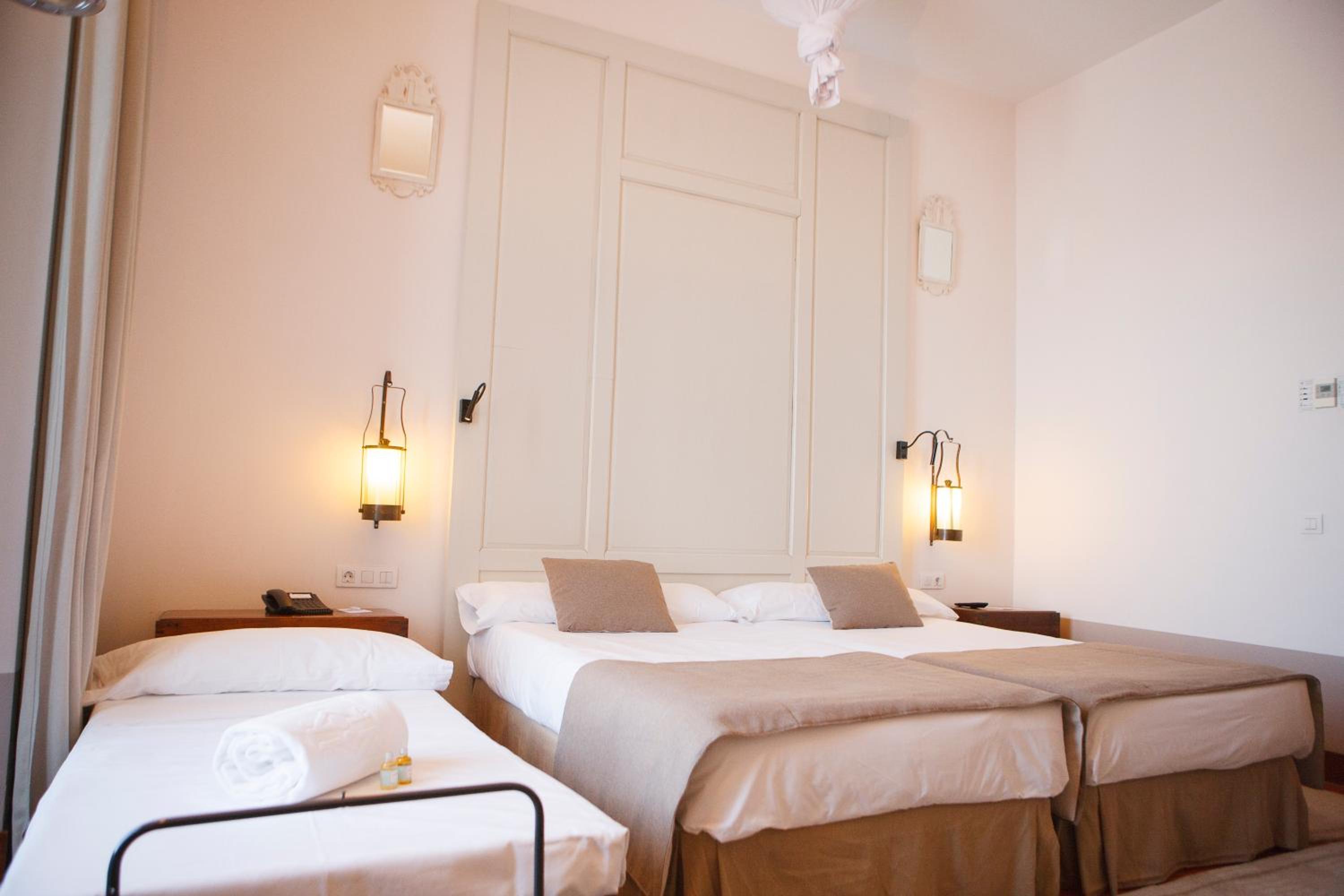 Standard Double Room (3 Adults) - Photo 3