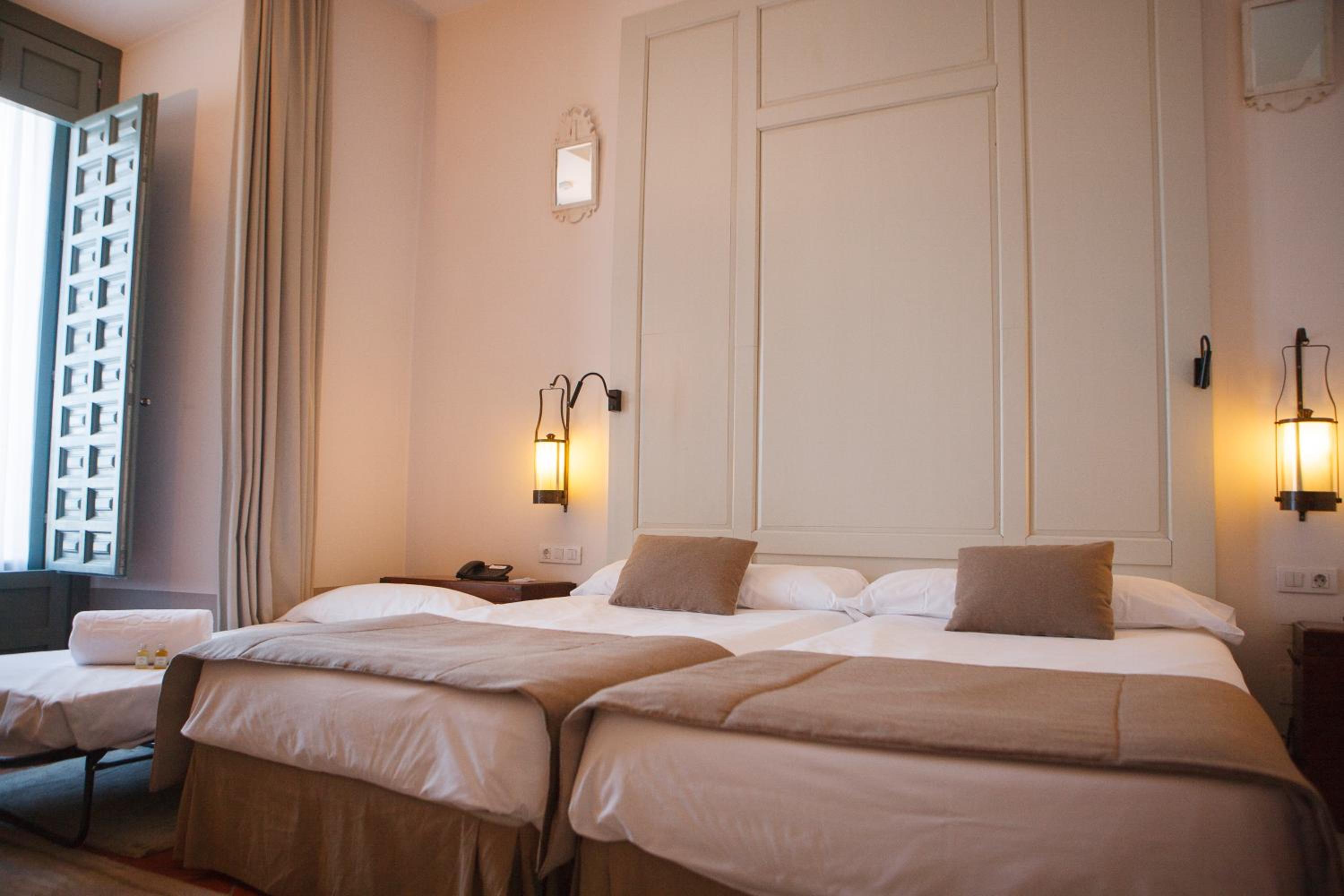 Standard Double Room (3 Adults) - Photo 1