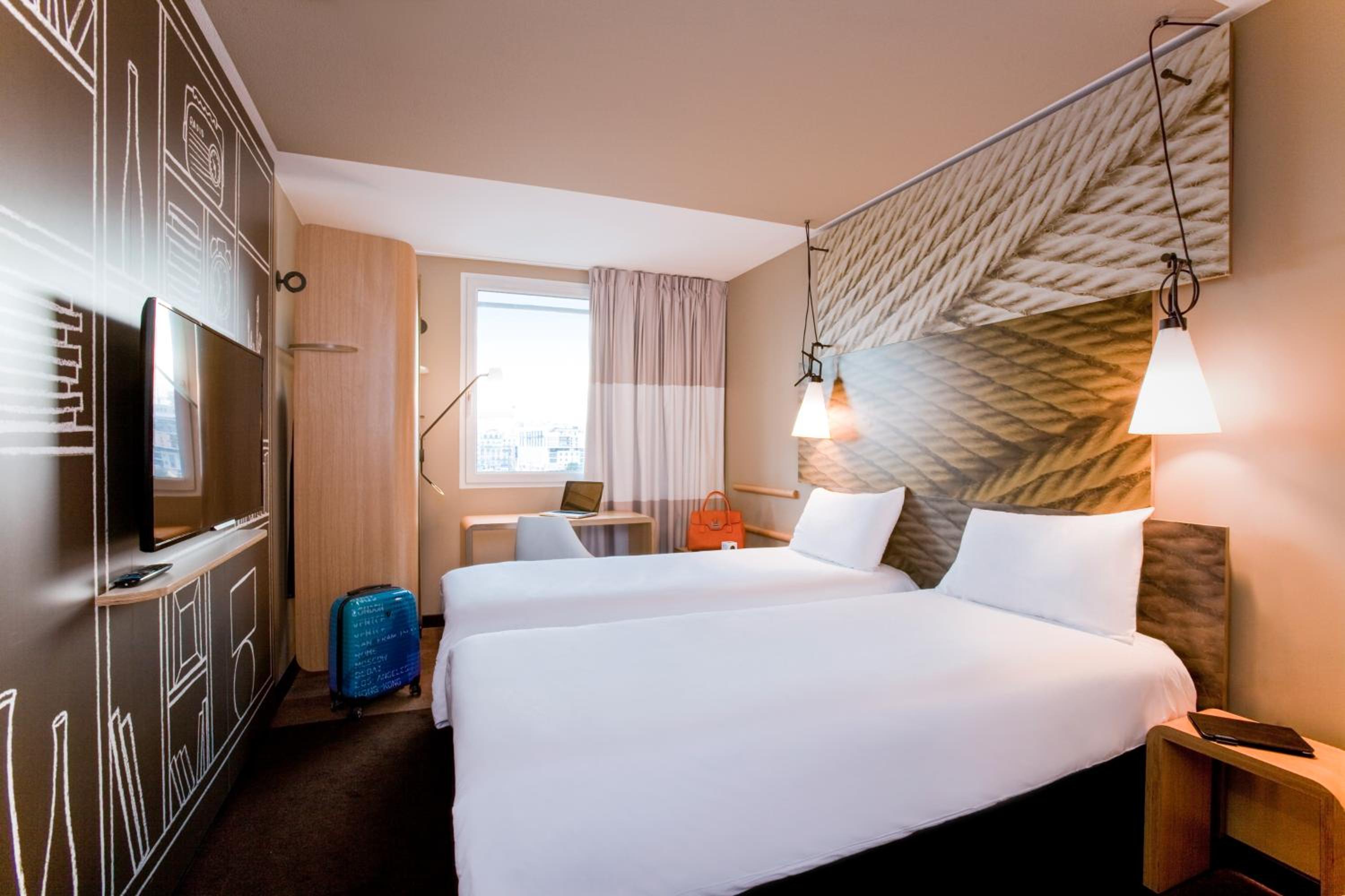 Standard Room with One Double Bed and One Single Bed thumbnail 6