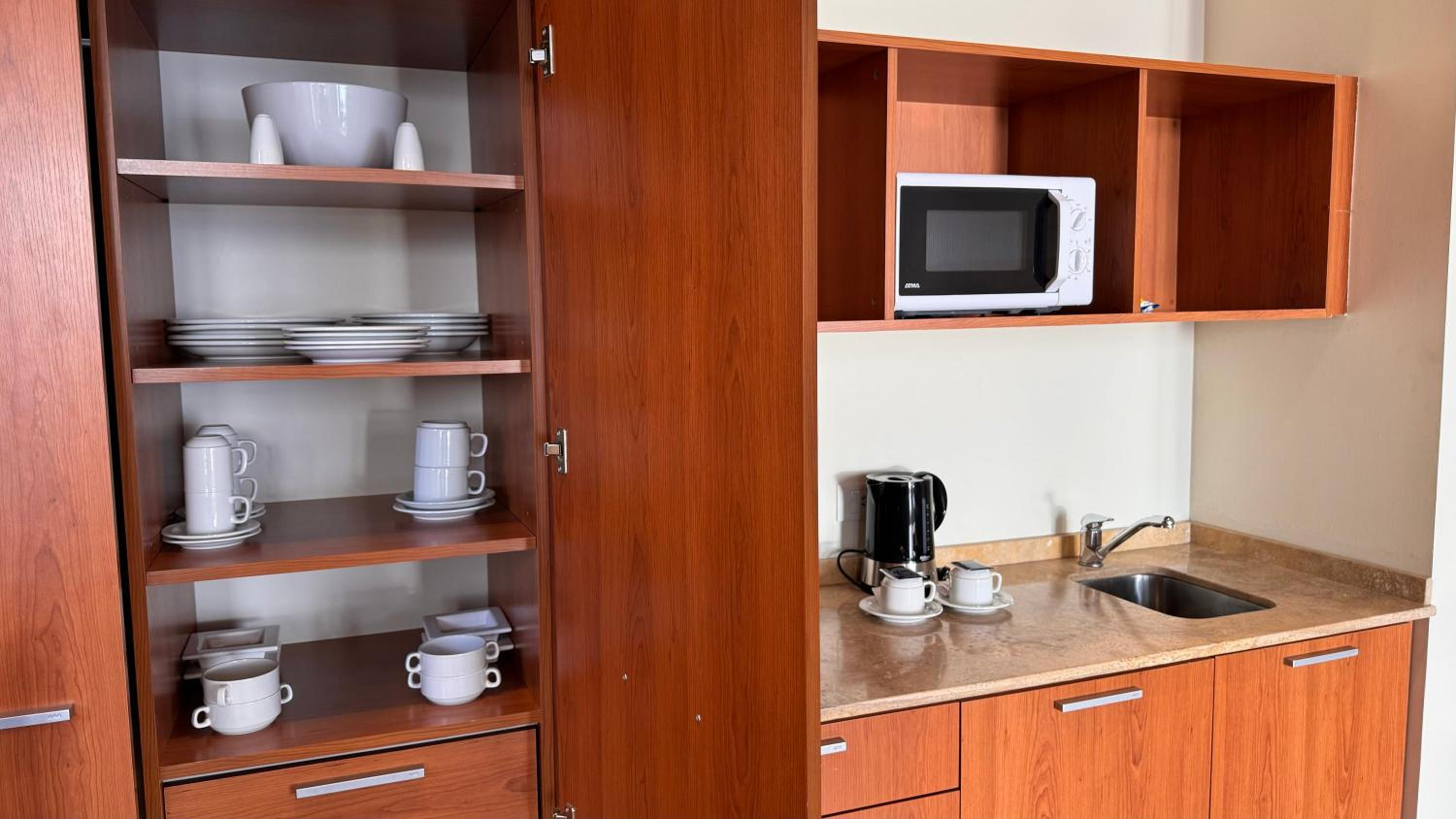 Superior One-Bedroom Suite thumbnail 6