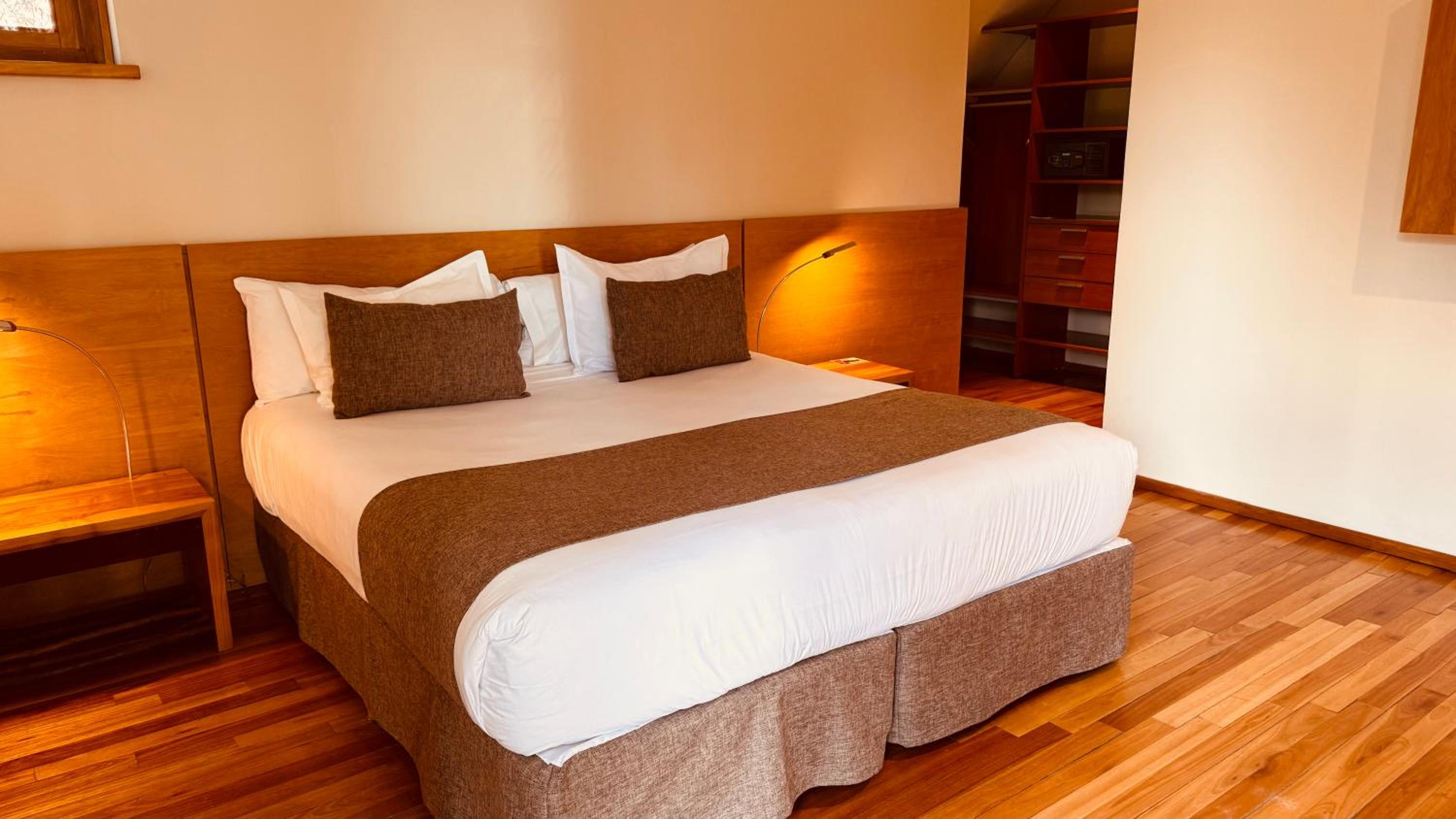 Superior One-Bedroom Suite thumbnail 6