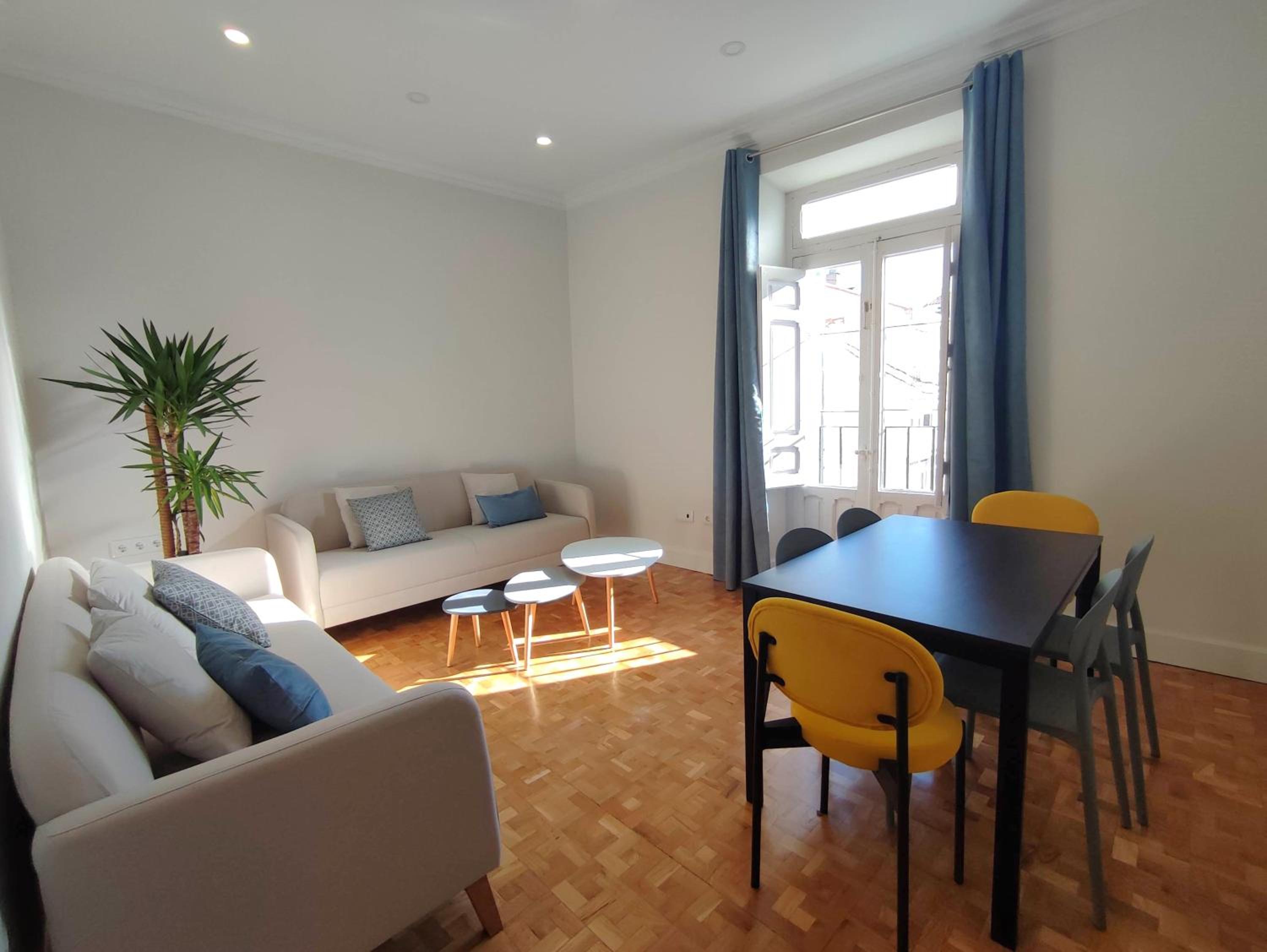Apartamento de dos habitaciones con balcón