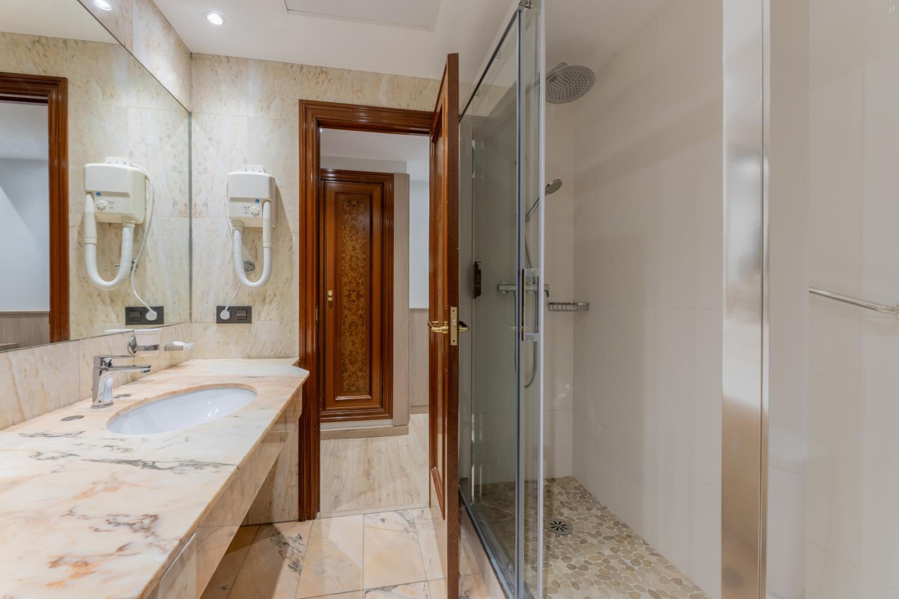 Triple Room - Photo 14