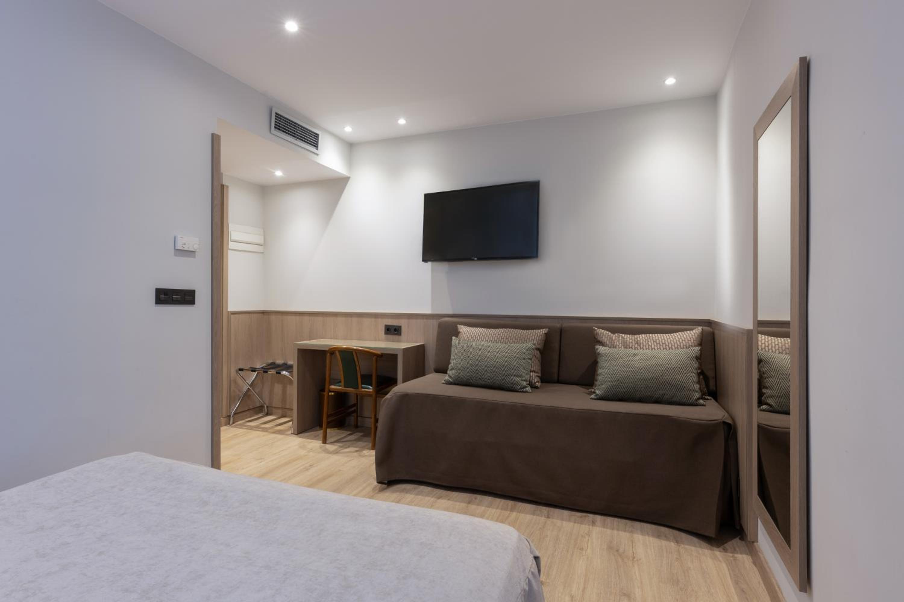 Triple Room - Photo 9