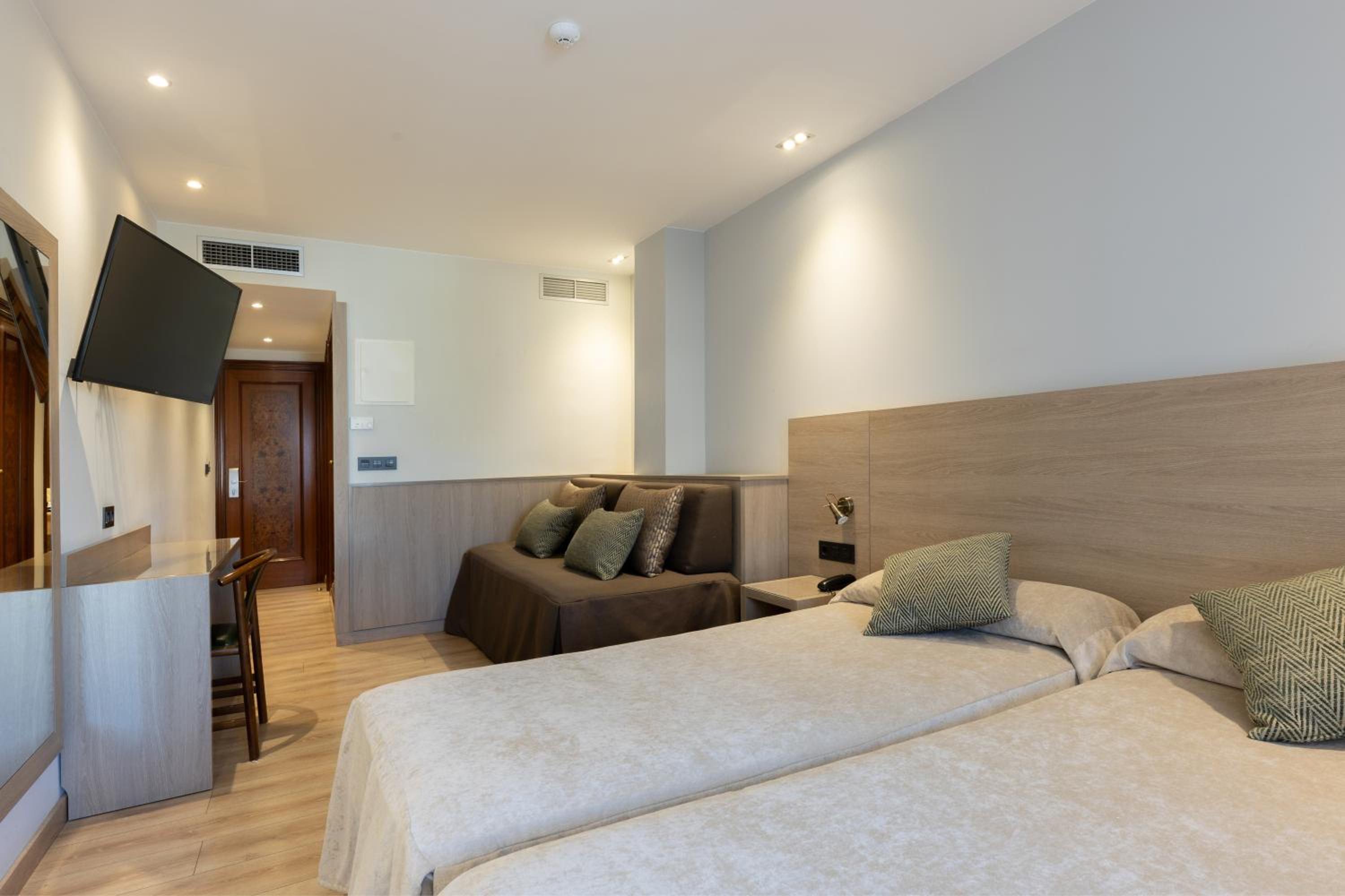 Triple Room - Photo 18